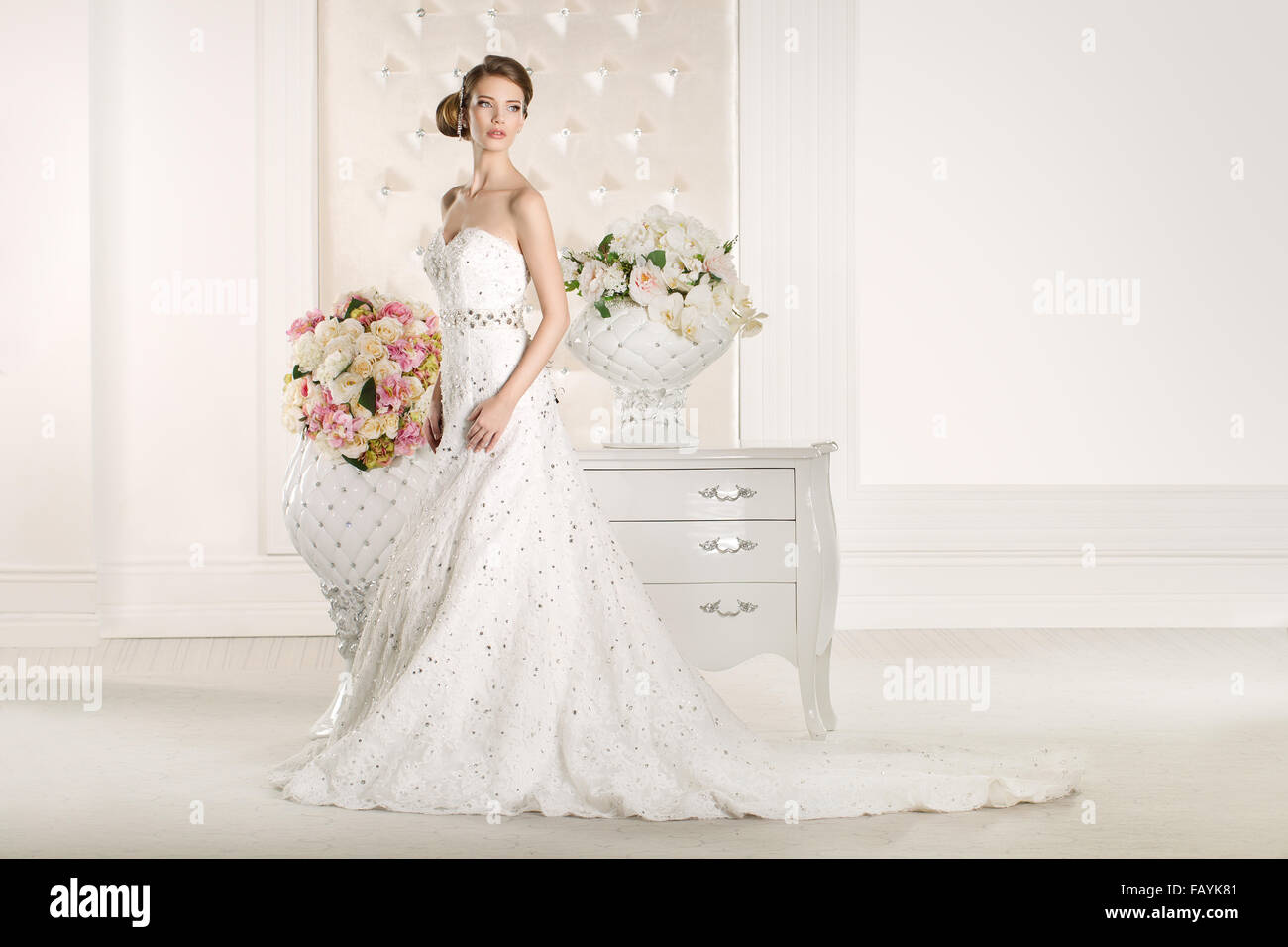 Mariée de porter sa robe de mariage Banque D'Images