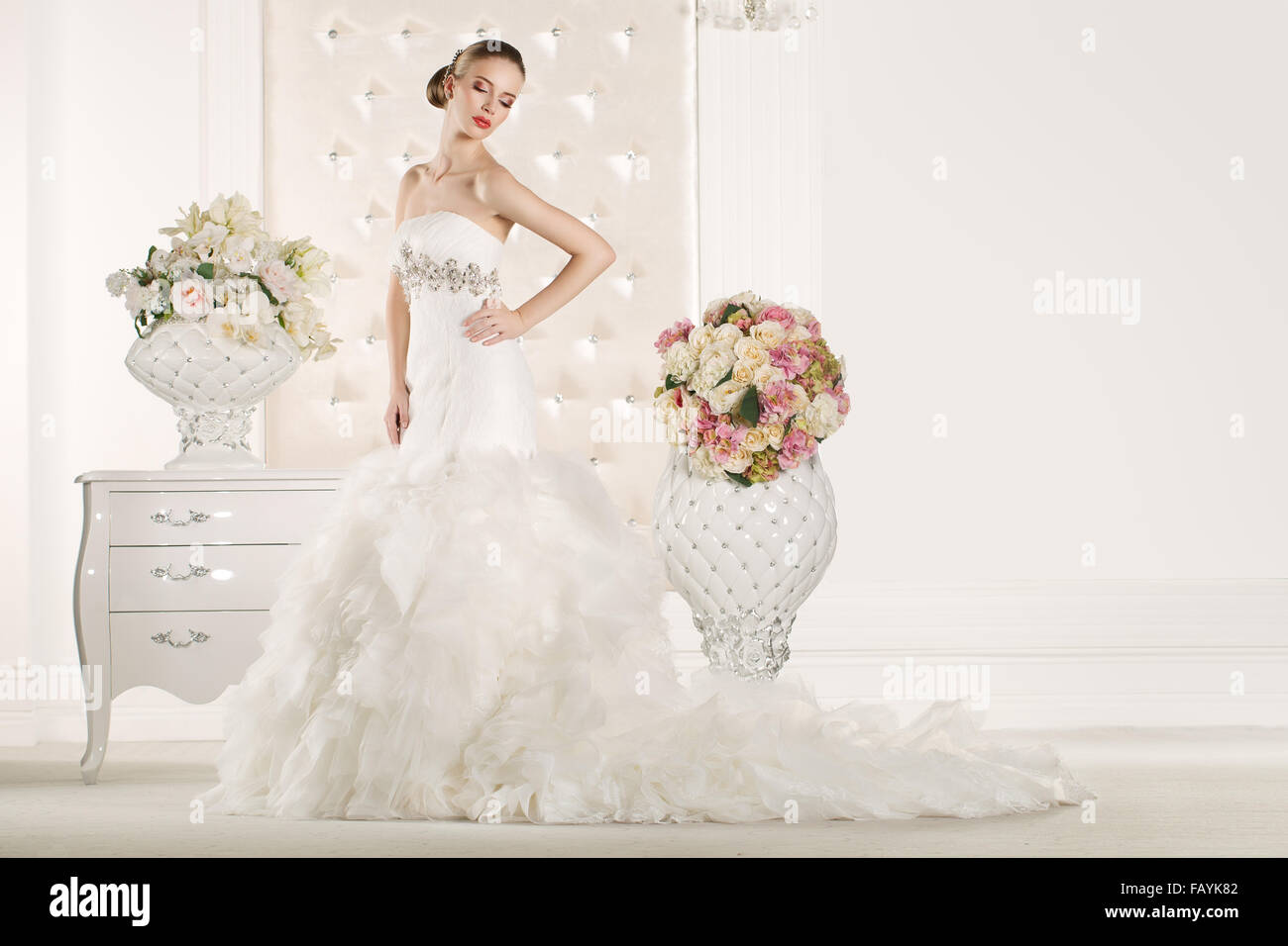 Model wearing wedding dress posant pour une séance photo Banque D'Images