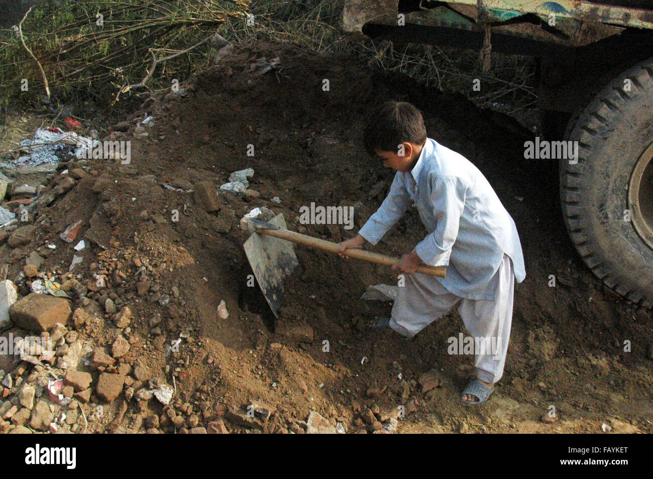 (160106) -- Lahore, le 6 janvier 2016 (Xinhua) -- une jeune Pakistanaise travaille sur une route dans l'est de Lahore, Pakistan, le 6 janvier 2016. (Xinhua/Sajjad) Banque D'Images