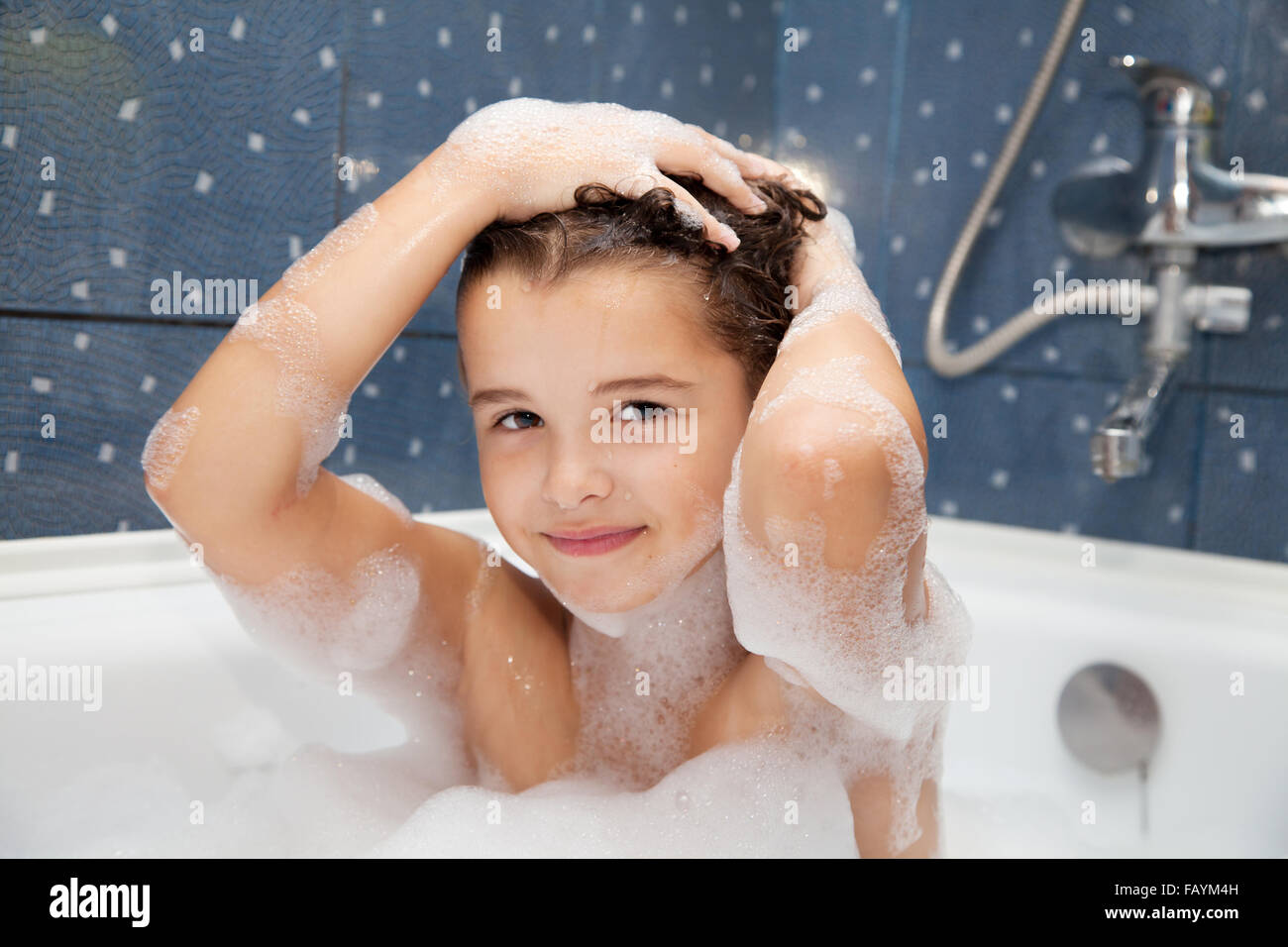 Petite fille se lave la tête dans la baignoire libre Photo Stock - Alamy