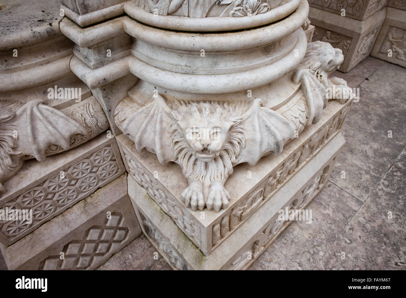Cloître de la Cathédrale de Lisbonne, Portugal, base de colonne de gargouilles Banque D'Images