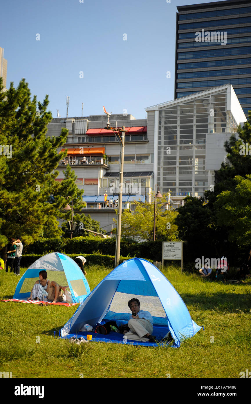Tentes et pique-nique à la plage d'Odaiba Tokyo Japon Banque D'Images