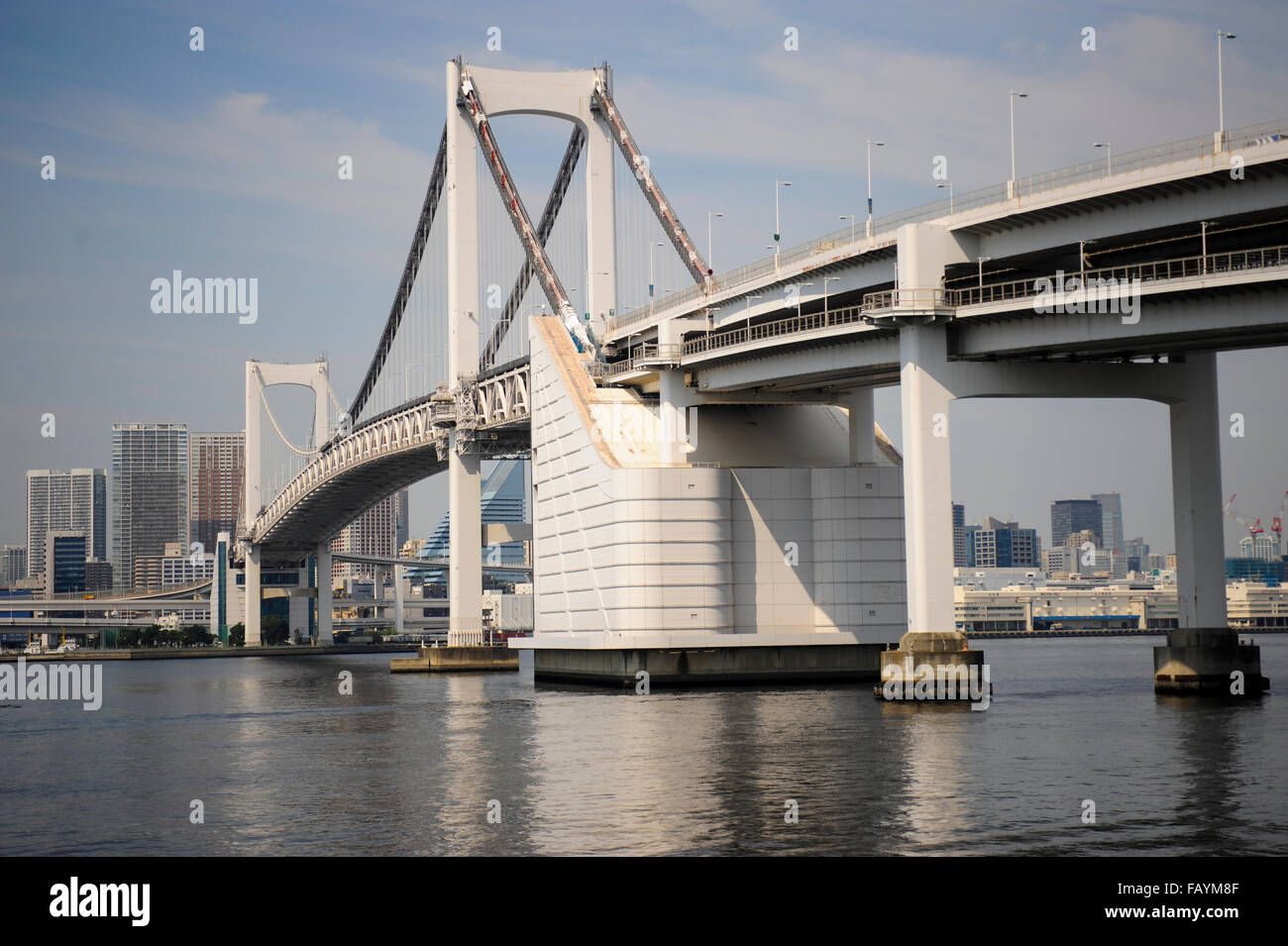Le pont en arc-en-ciel sur la rivière Sumida, Tokyo Bay la plage d'Odaiba Japon Banque D'Images