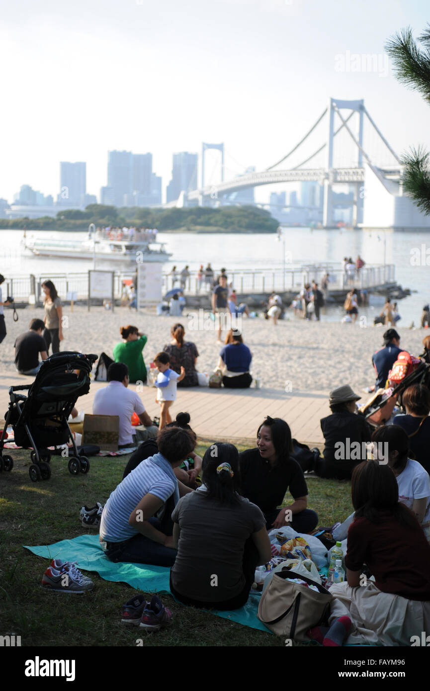 Pique-nique et farniente sur la plage d'Odaiba Tokyo Banque D'Images