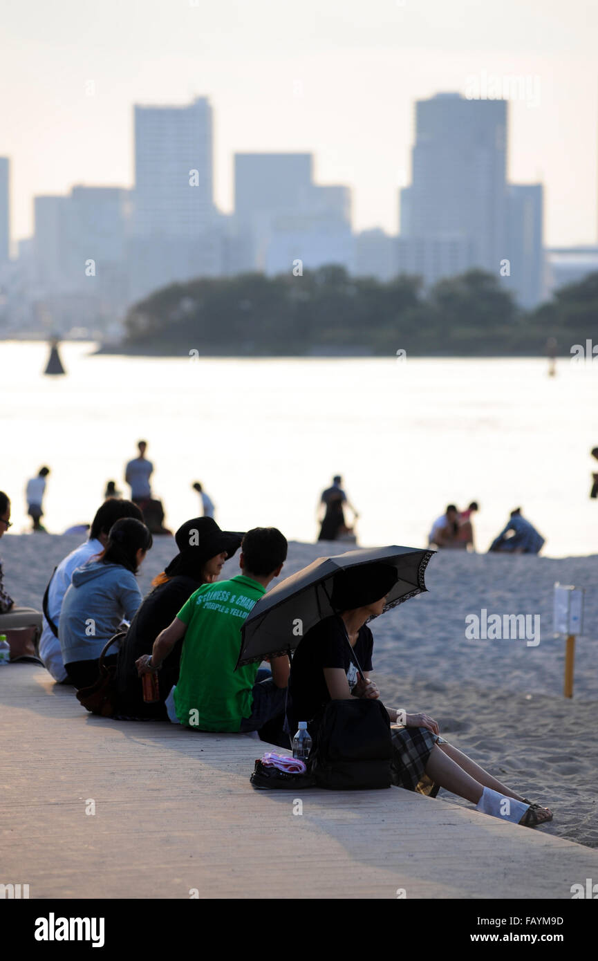 Le japonais à bronzer sur la plage d'Odaiba Japon Tokyo Bay Banque D'Images