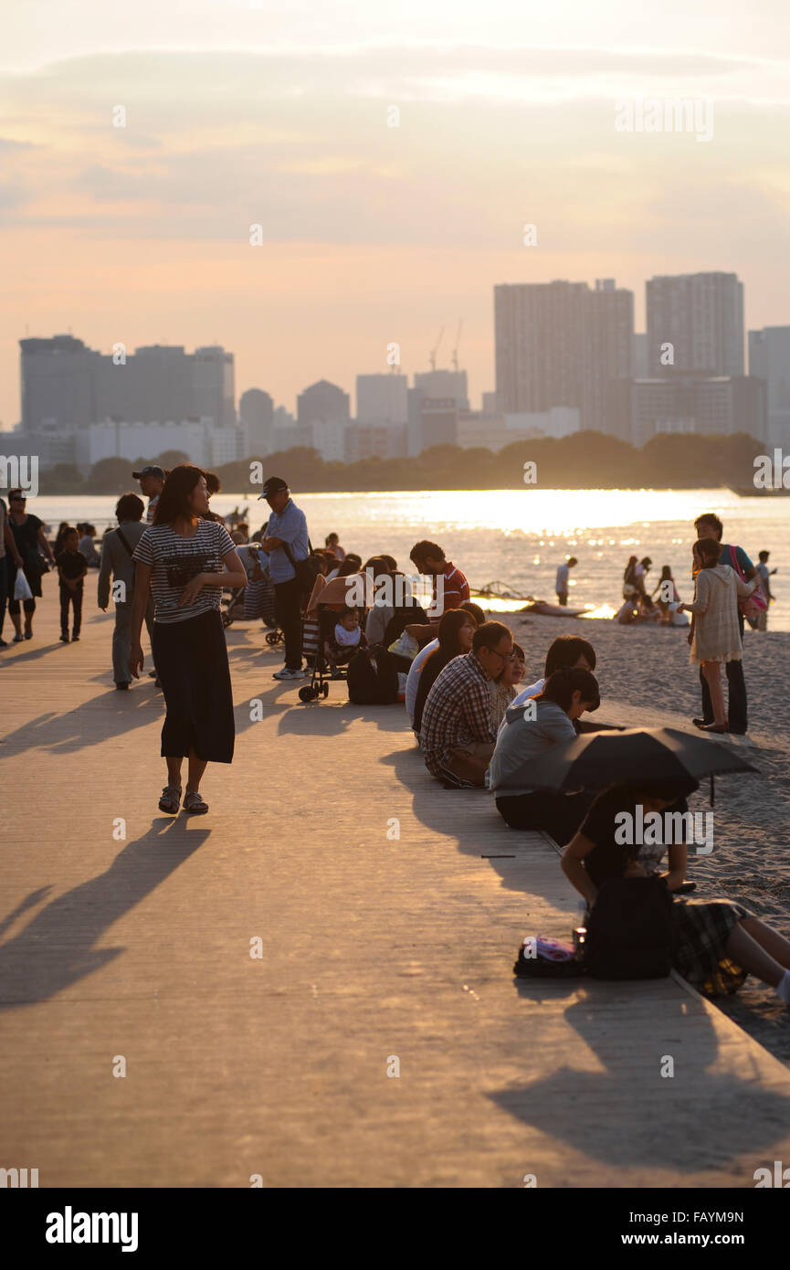 La marche et le soleil sur la plage d'Odaiba Tokyo Japon Banque D'Images