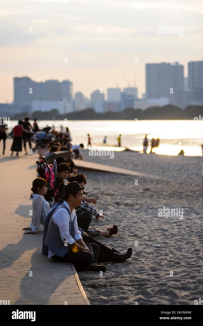 Dimanche après-midi sur la plage d'Odaiba, Tokyo Bay Japon Banque D'Images