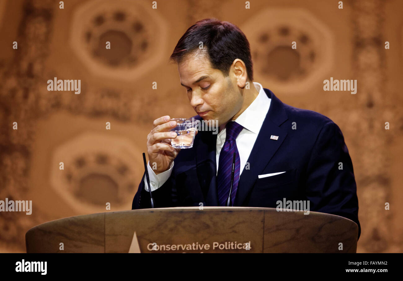 Washington, D.C. 5 Mars, 2014. Marco Rubio, sénateur de Floride en photo en prenant un verre d'eau au cours de la 2014 Conférence de la CPAC. Banque D'Images