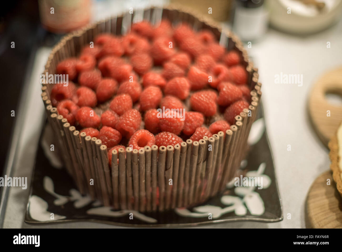 Gâteau au chocolat avec des framboises fraîches Banque D'Images
