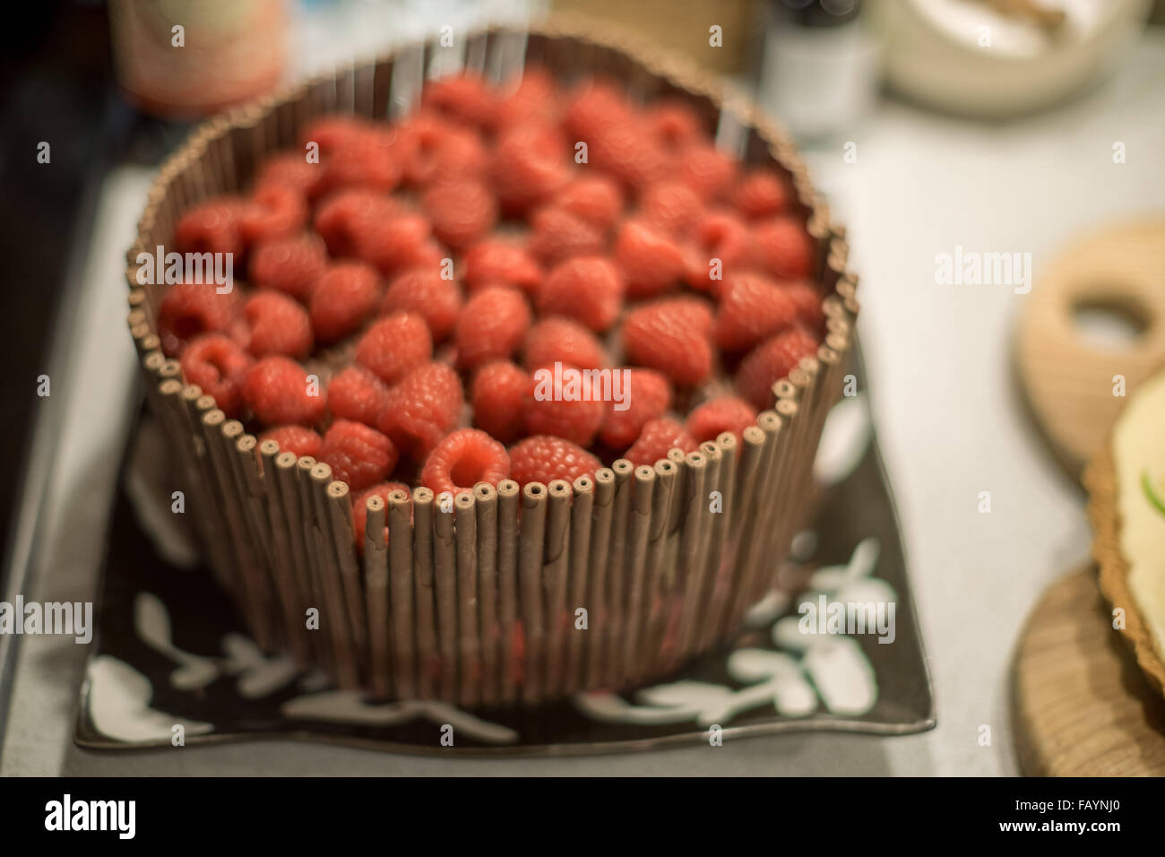 Gâteau au chocolat avec des framboises fraîches Banque D'Images