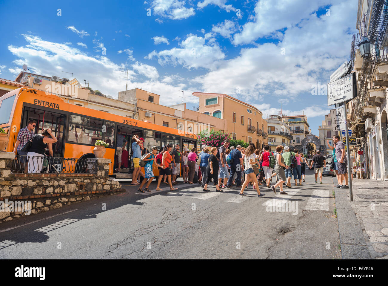 Touristes Taormina Sicile, vue des touristes quittant un bus pour commencer une journée de visites dans la station balnéaire historique de Taormina, Sicile. Banque D'Images