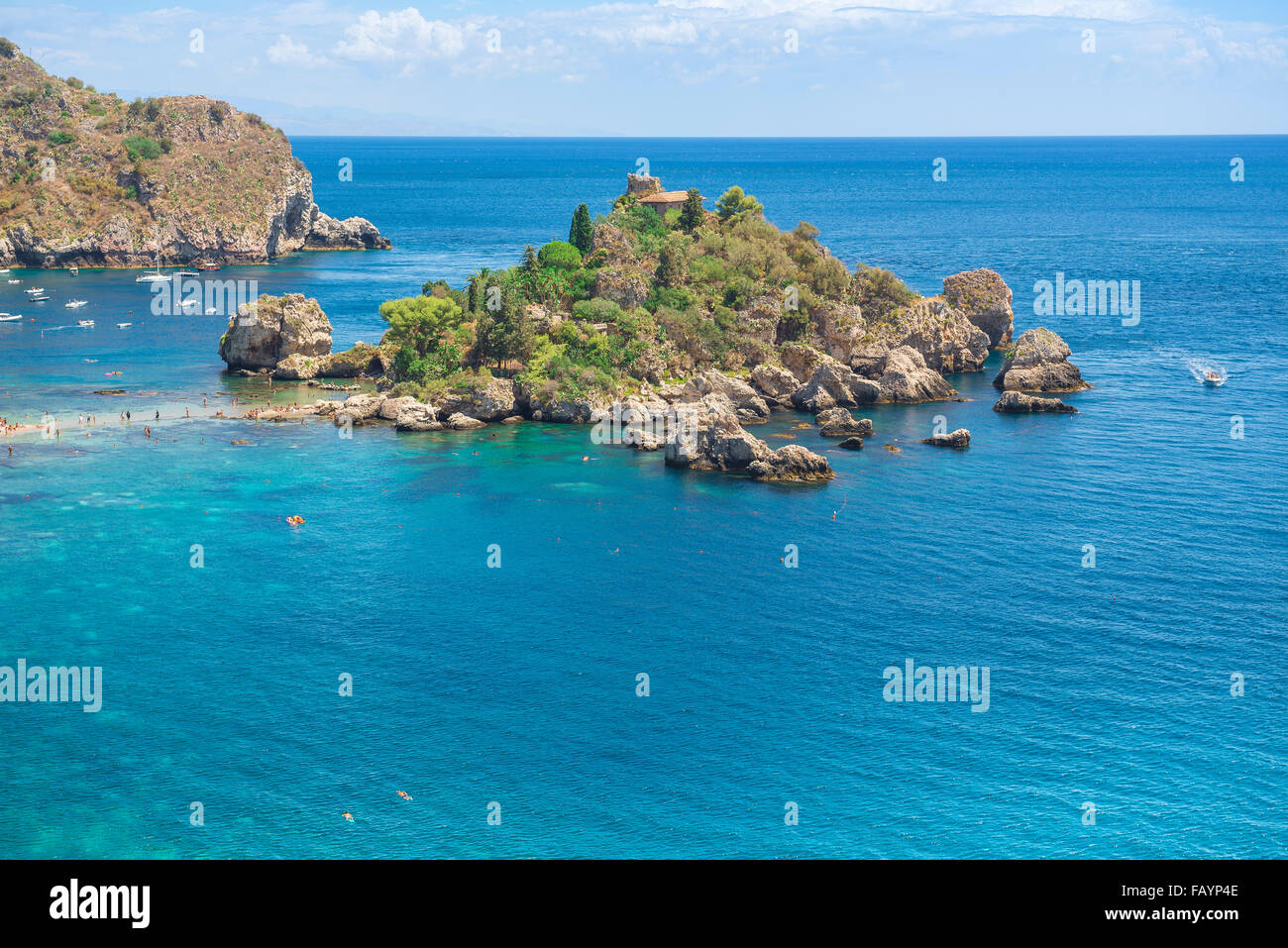 Sicile île, vue en été de la petite île connue sous le nom d'Isola Bella, située à côté de la plage de Mazzaro, en dessous de la station balnéaire de Taormina, Sicile. Banque D'Images