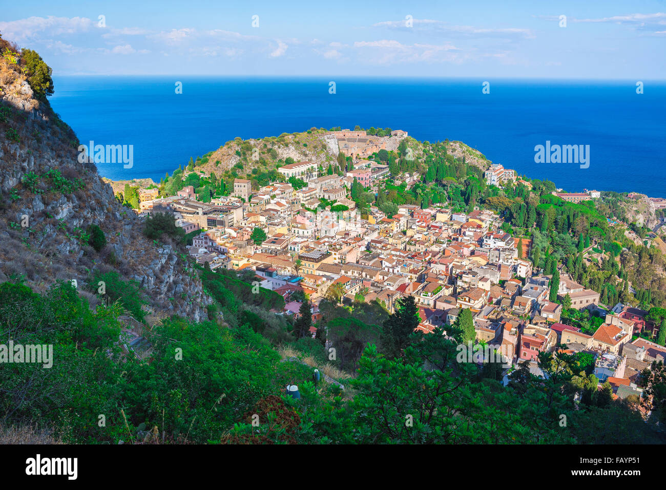 Vue de Taormina en Sicile, Taormina et la mer Méditerranée à partir de hauteurs surplombant la ville, la Sicile. Banque D'Images