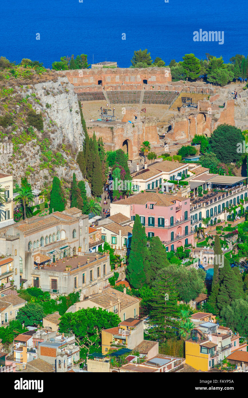 Taormina en Sicile, vue aérienne de Taormina, Sicile, montrant l'auditorium du théâtre grec antique (théâtre). Banque D'Images