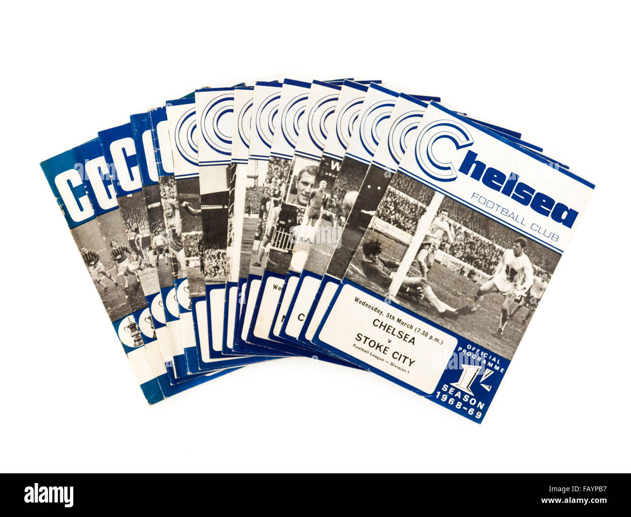 Collection de vintage des années 60, Chelsea Football Club Saison 1968-1969 (programmes) avec le Chelsea v Stoke City match sur le dessus. Banque D'Images
