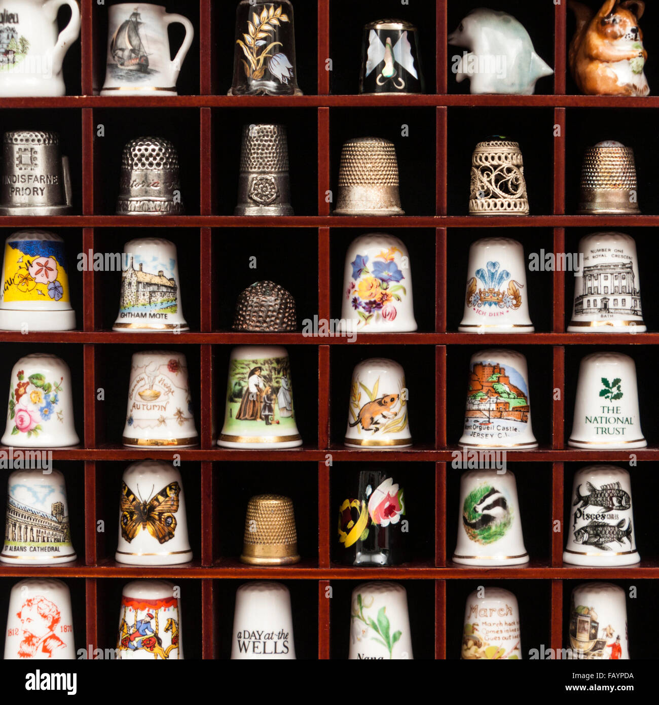 Grande collection de dés à coudre en vitrine en bois Photo Stock - Alamy