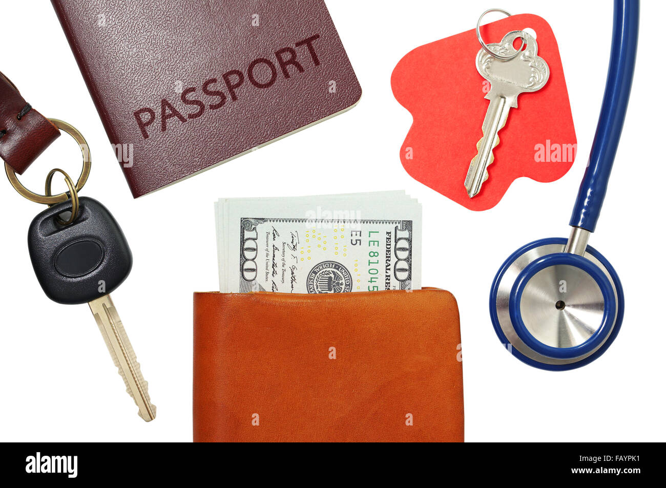 Car key, clé de la maison, passeport et stéthoscope avec de l'argent dans votre portefeuille isolé sur fond blanc Banque D'Images