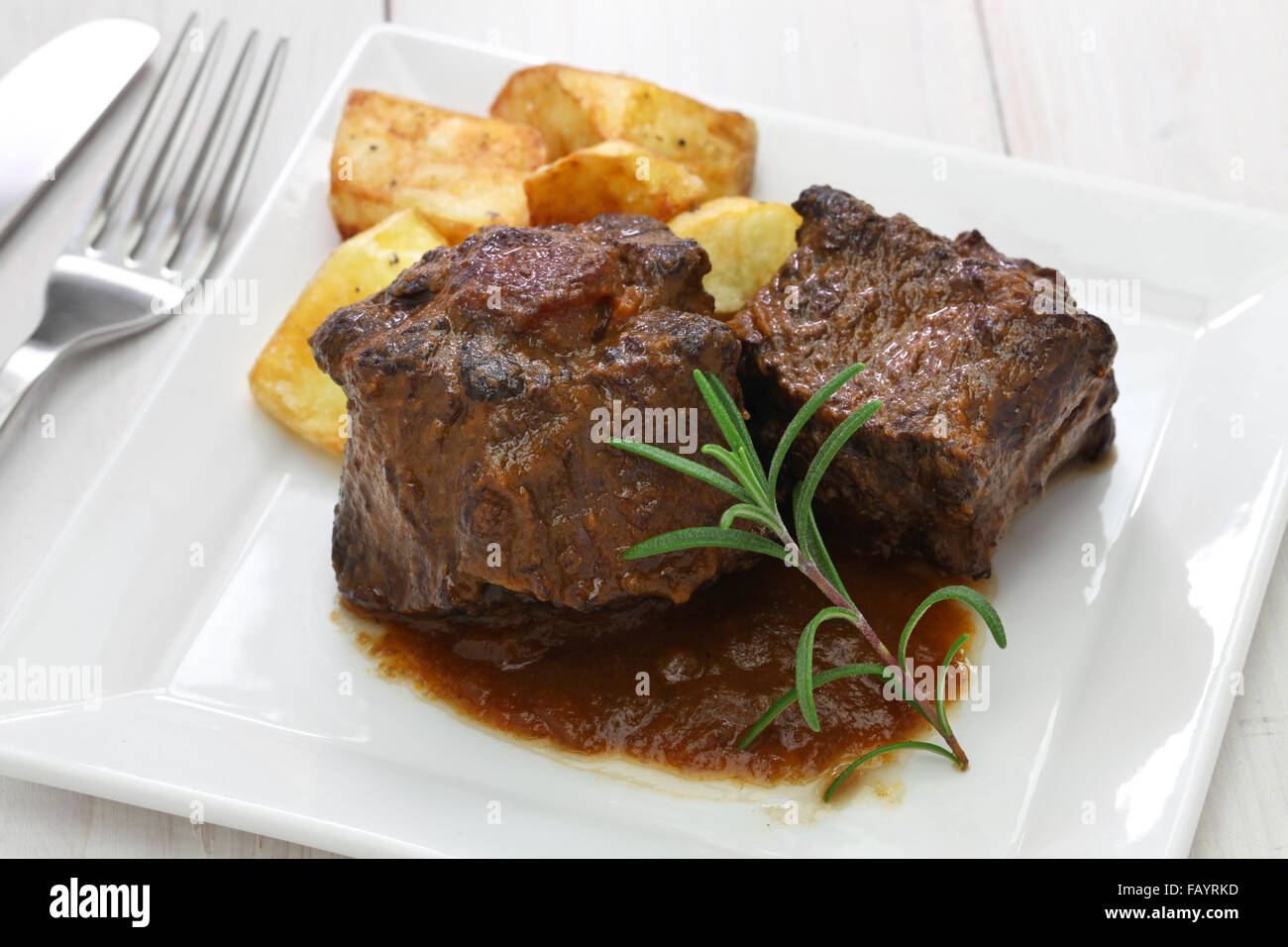 Ragoût de boeuf avec des pommes de terre, Rabo de toro estofado con patatas, une cuisine espagnole Banque D'Images