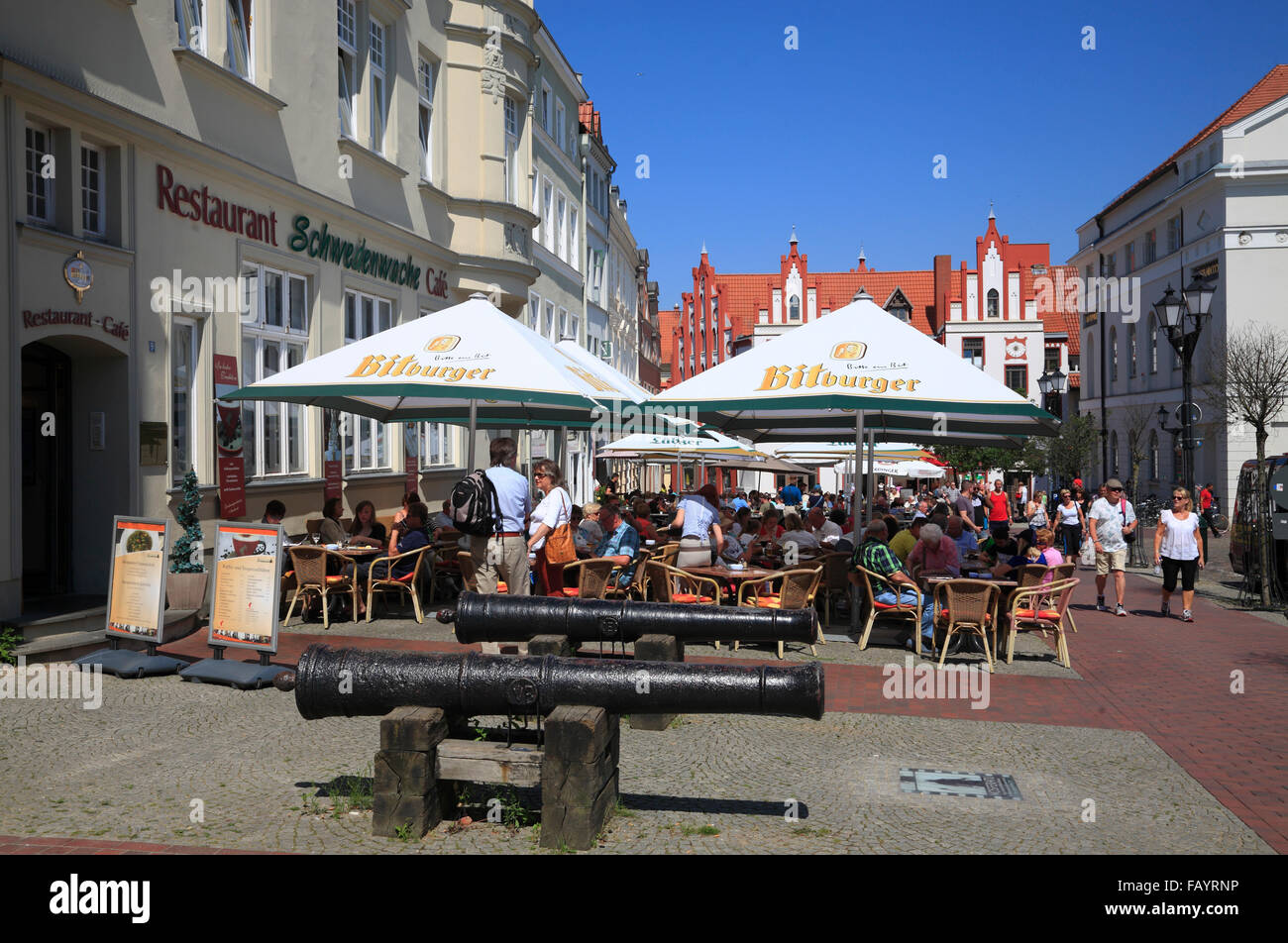 Cafés à la place du marché, Wismar, mer Baltique, Mecklembourg Poméranie occidentale, l'Allemagne, de l'Europe Banque D'Images