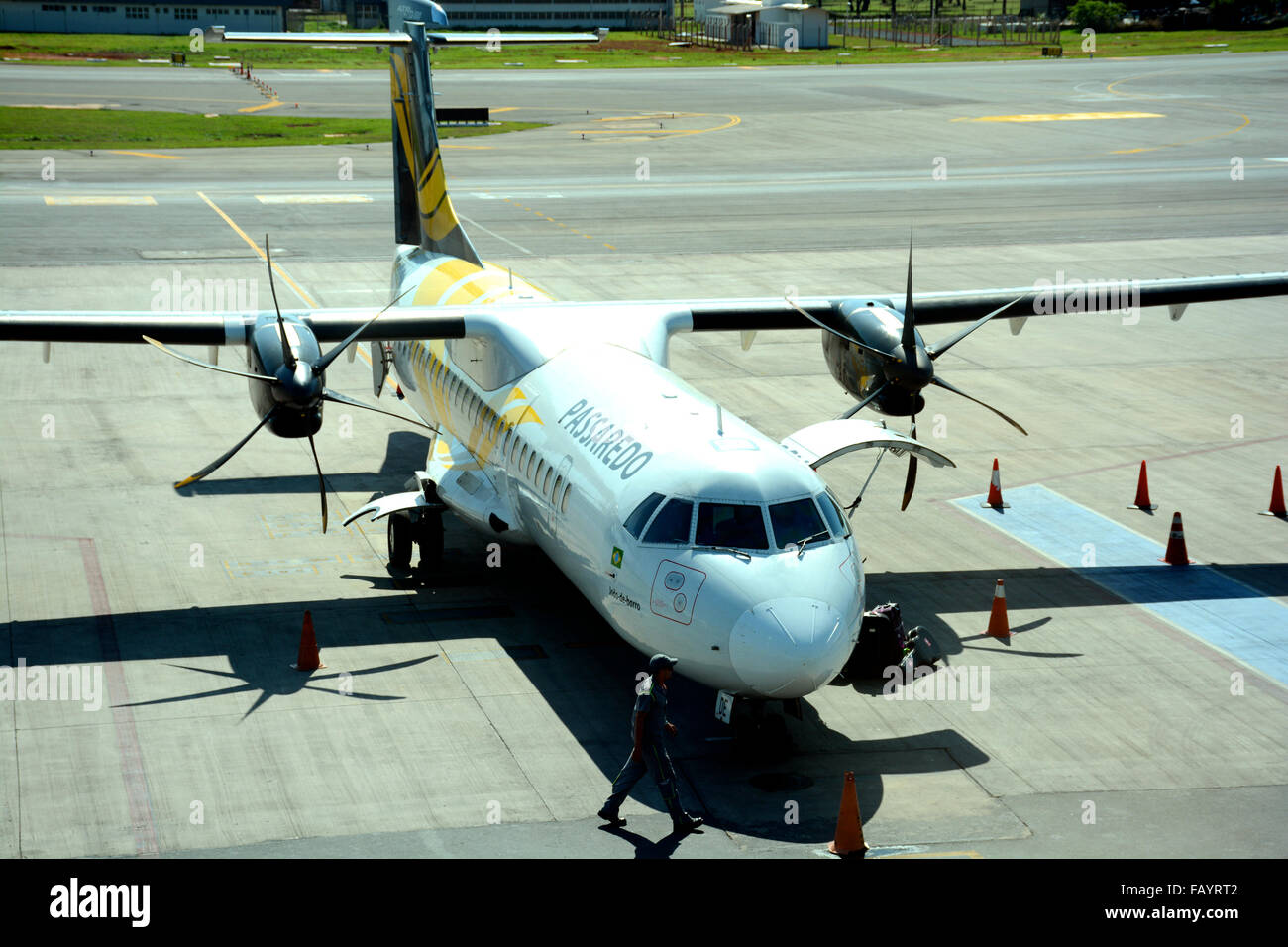 ATR 72 de la compagnie Passadero sur tarmack de l'aéroport international de Brasilia Banque D'Images