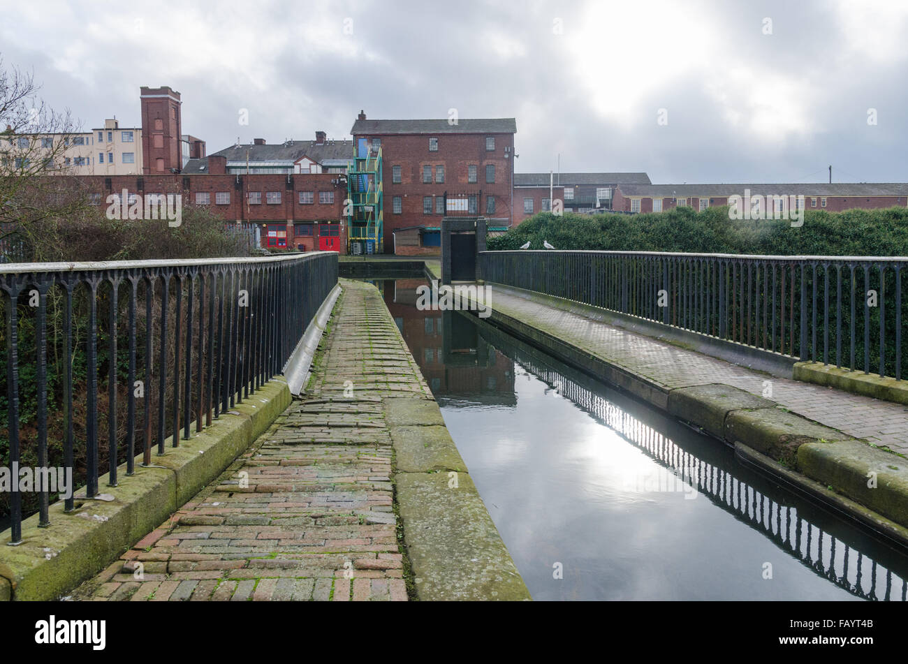 James Brindley canal par le biais de l'industrielle Smethwick dans les Midlands de l'Ouest Banque D'Images