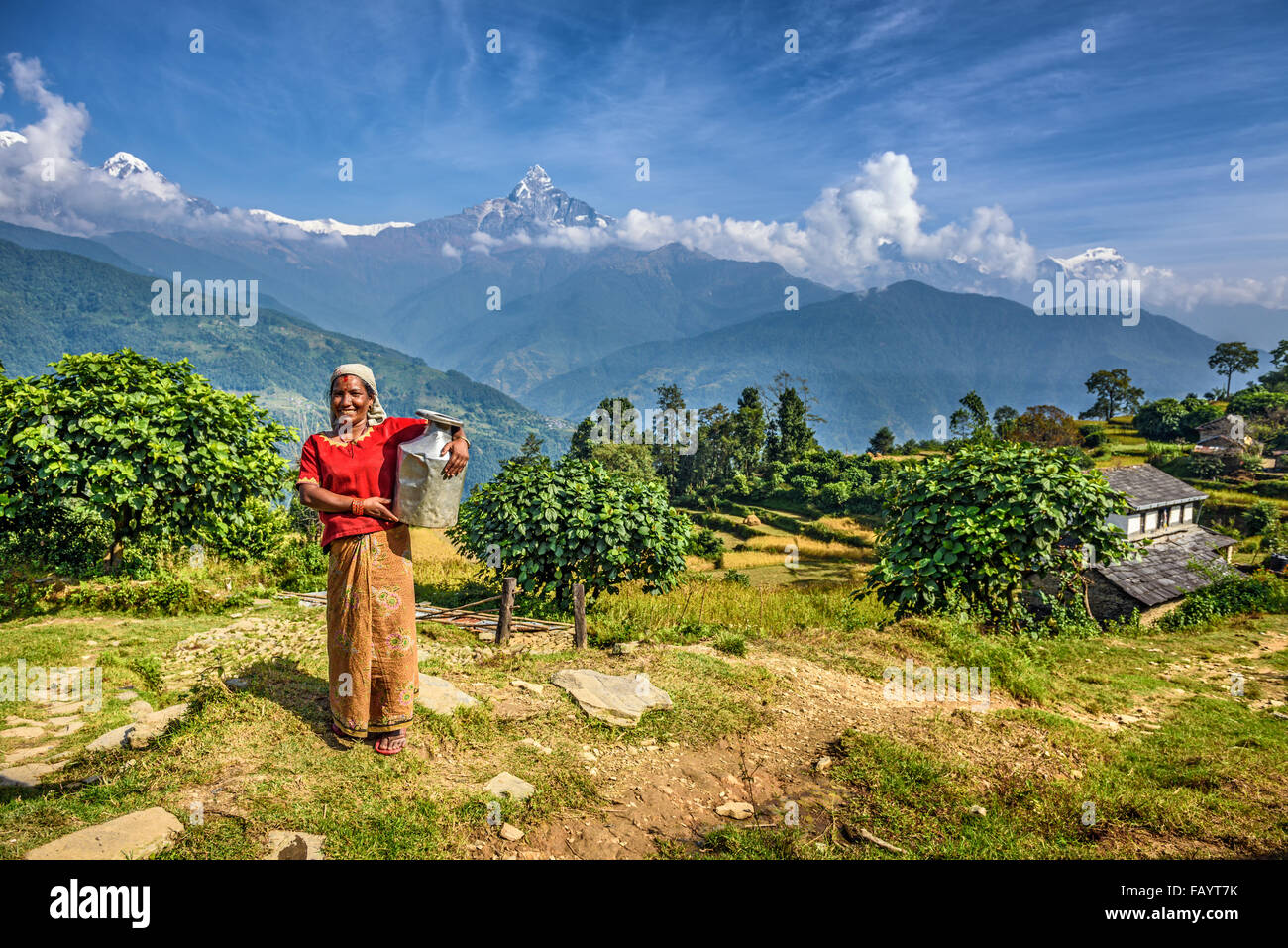Femme népalaise en face de sa maison à l'Himalaya, près de Pokhara Banque D'Images