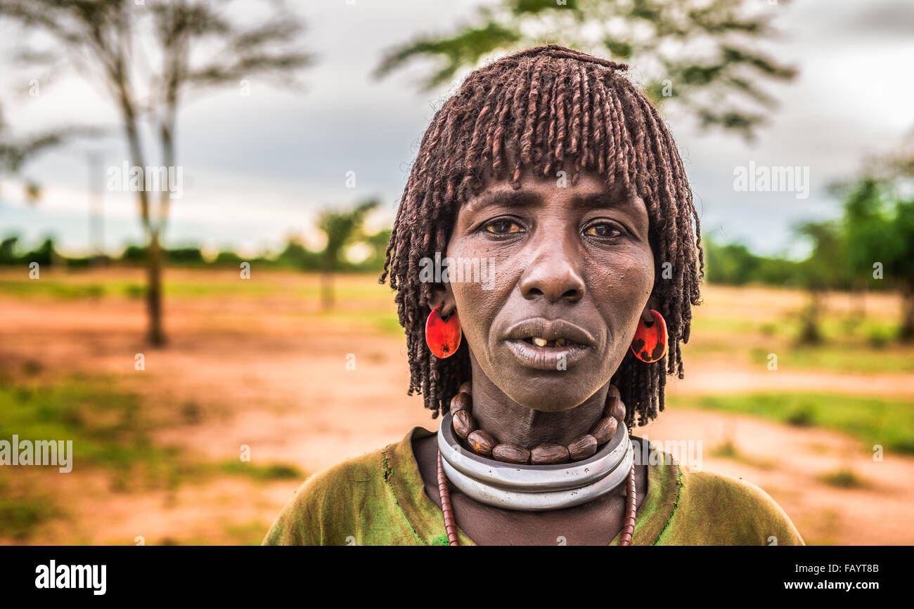 Femme de la tribu Hamar au marché local dans le sud de l'Éthiopie. Banque D'Images