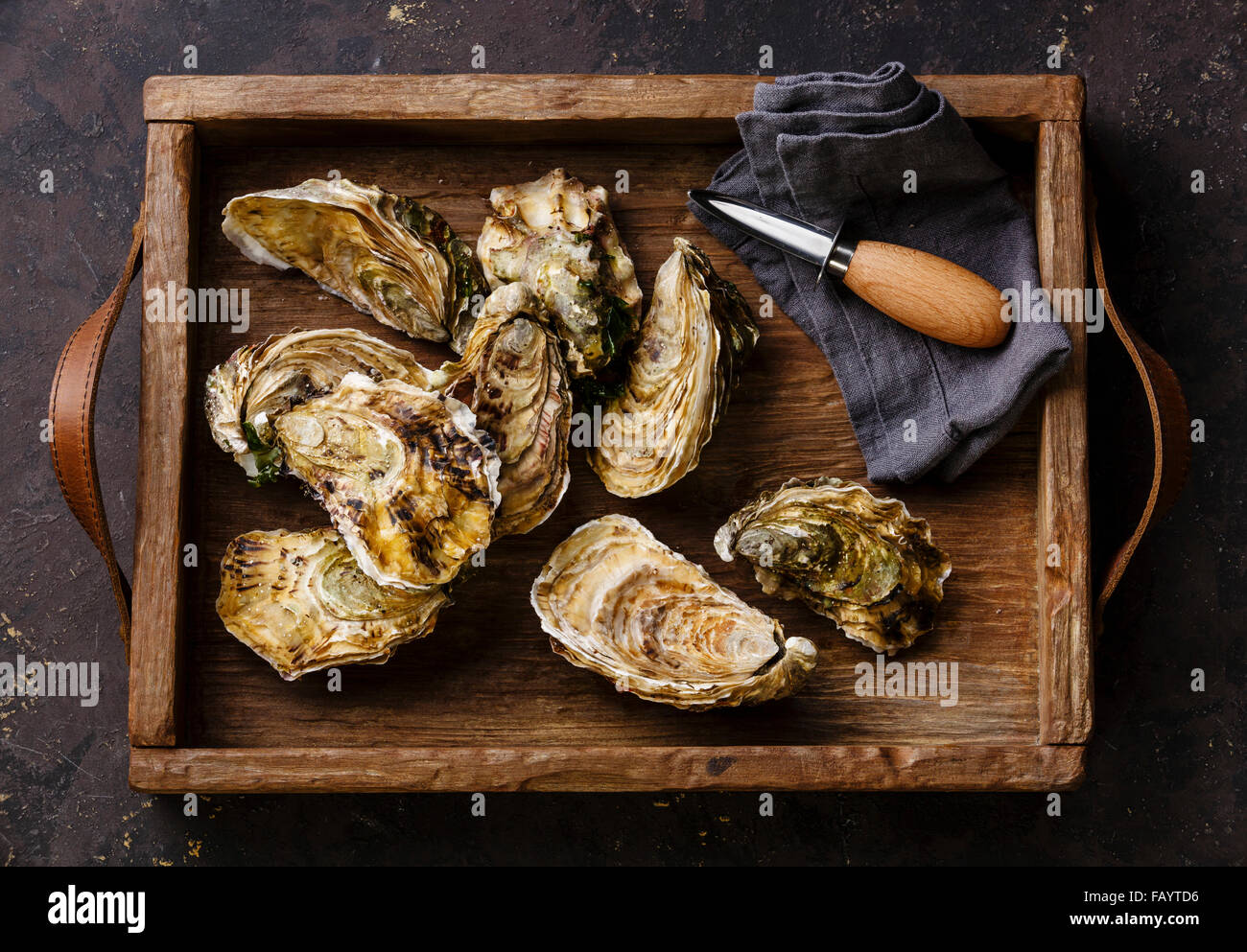 Amendes Les huîtres de claire avec les huîtres couteau en boîte en bois. Banque D'Images Amendes Les huîtres de claire avec les huîtres couteau en boîte en bois. Banque D'Images