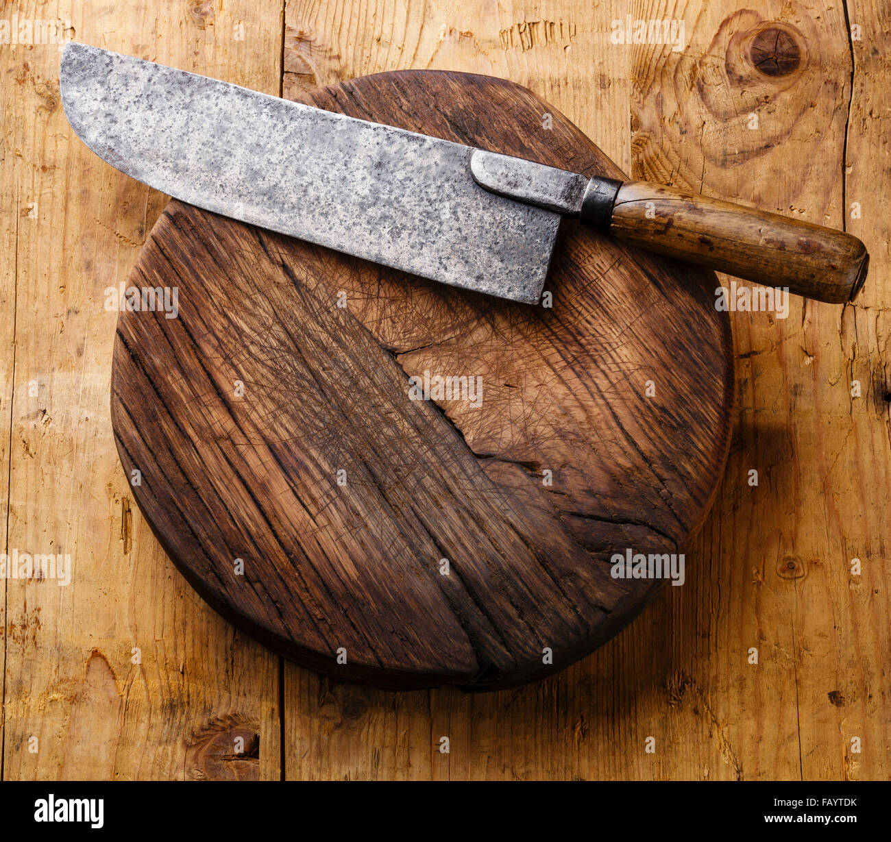 Planche à découper bloc et couperet à viande grand couteau de chef sur fond  de bois Photo Stock - Alamy