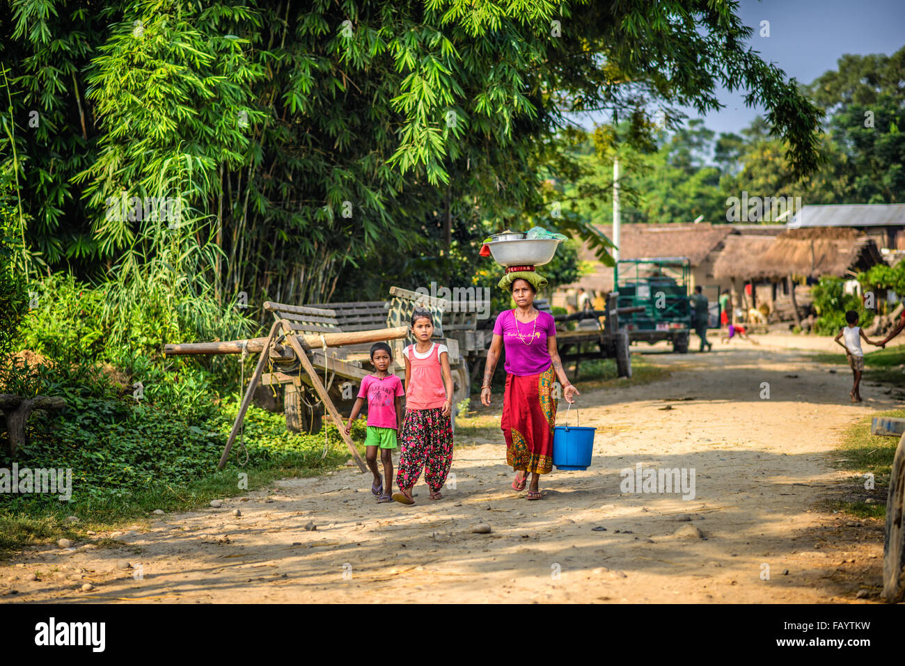 Mère de deux enfants népalais promenade à travers leur village Banque D'Images