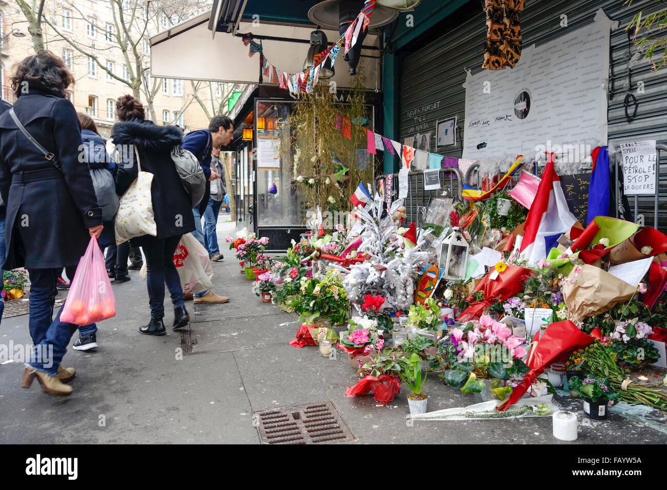 Hommages aux victimes des attaques terroristes du 13 novembre 2015, à La Belle Equipe restaurant, Paris, France. Banque D'Images