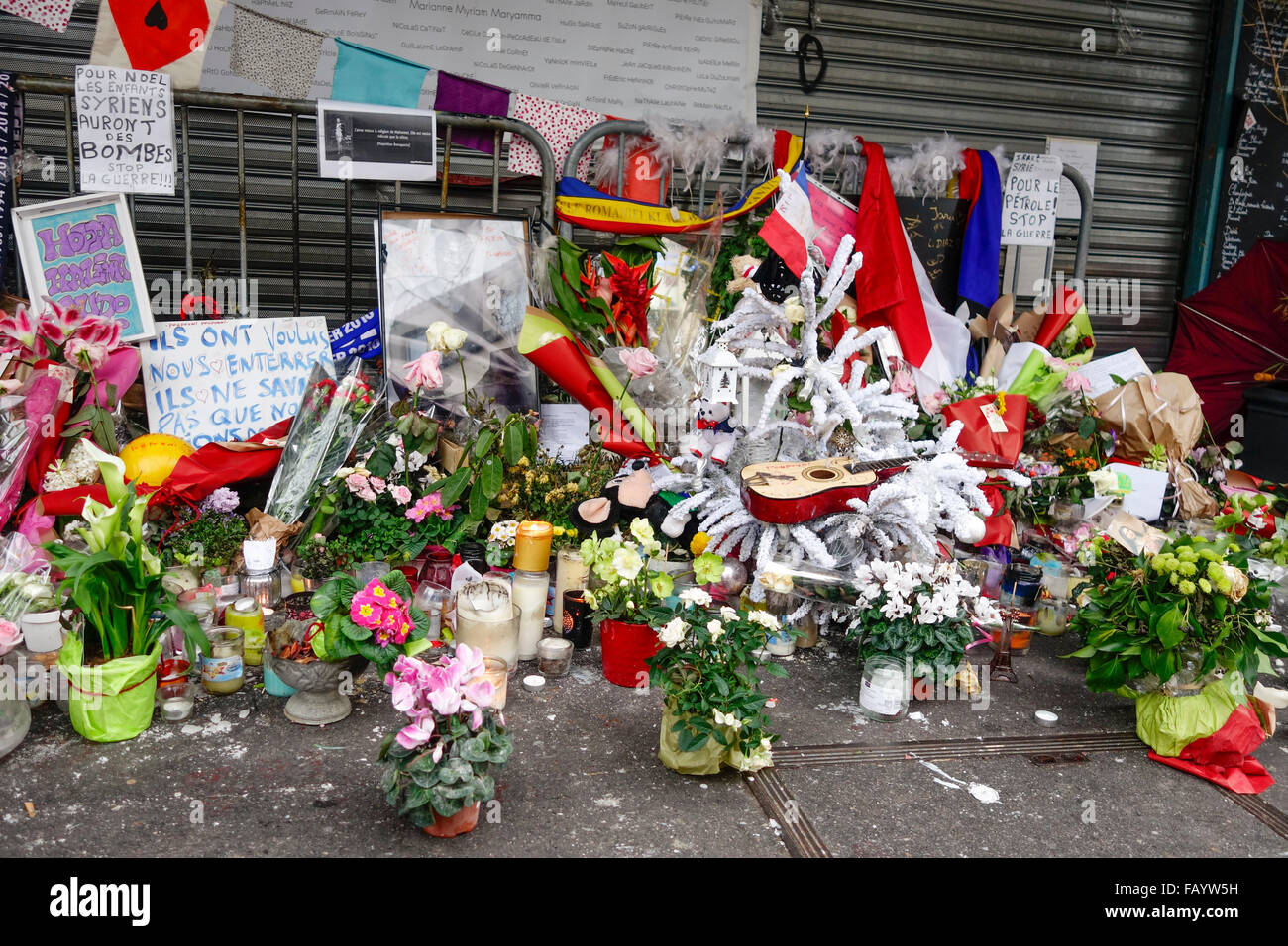 Hommages aux victimes des attaques terroristes du 13 novembre 2015, à La Belle Equipe restaurant, Paris, France. Banque D'Images