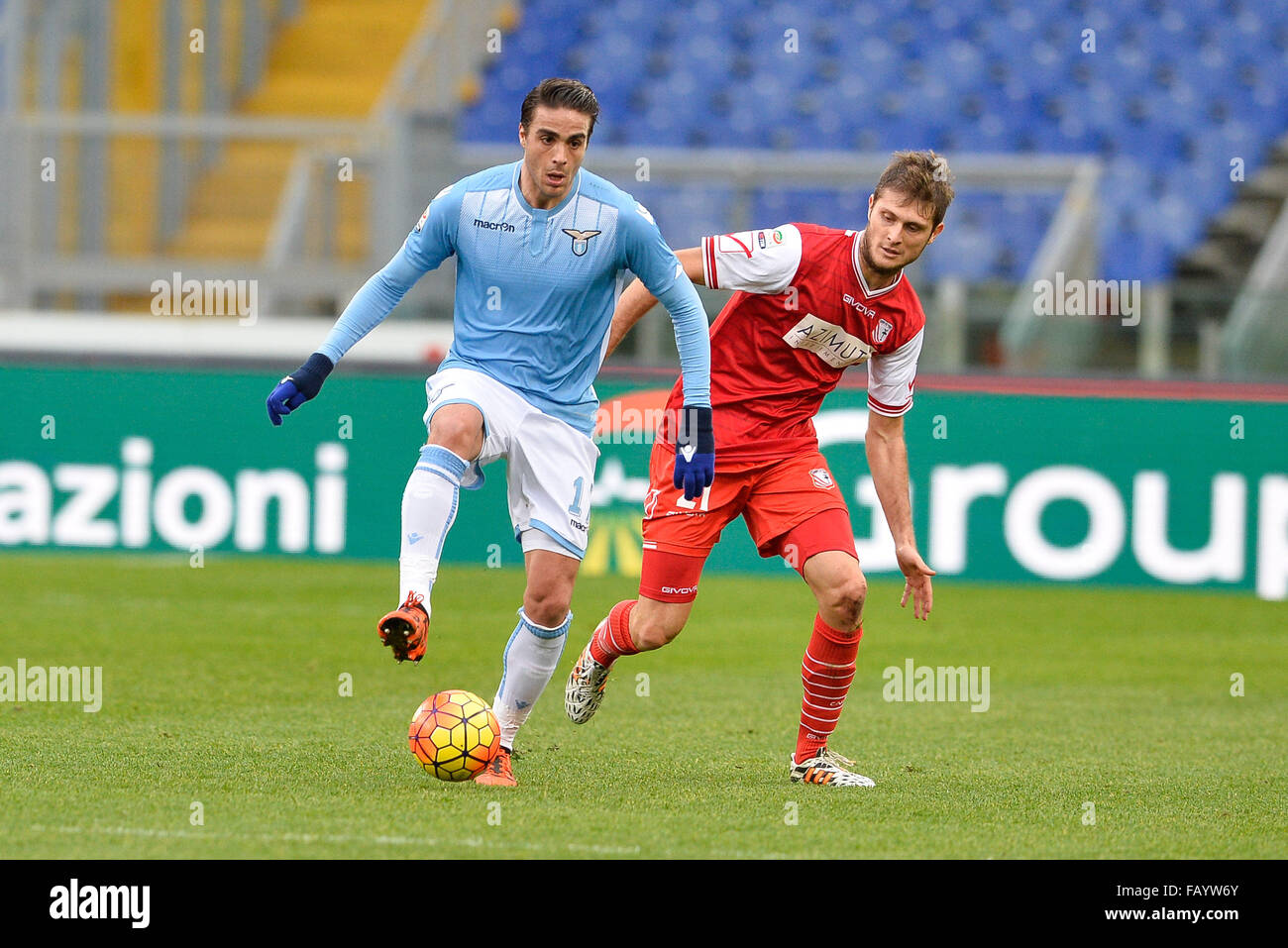 Alessandro Matri se bat pour la balle avec Simone Romagnoli au cours de la Serie A italienne football match S.S. Lazio vs C.F. Carpi au Stade olympique à Rome, le 06 janvier 2016. Banque D'Images