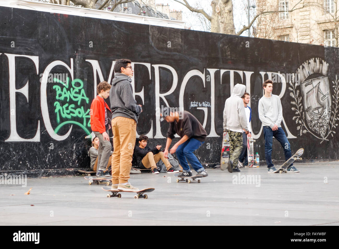 Les jeunes garçons sortir de la planche à roulettes à la place de la République, square, Paris, France. Banque D'Images