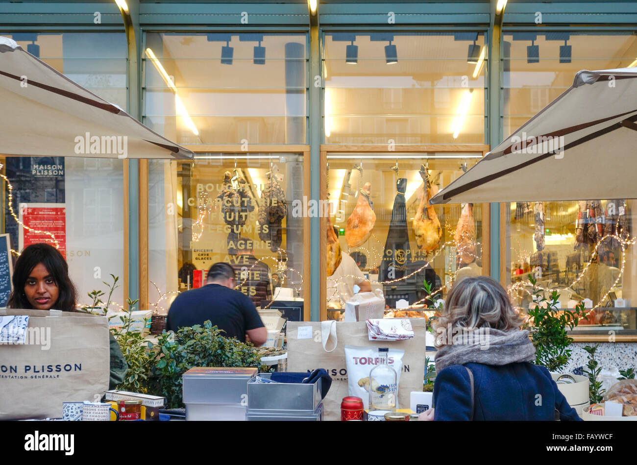 Les fruits de mer vendus au cours de la saison de Noël à la Maison Plisson, magasin d'alimentation générale, restaurant, Paris, France. Banque D'Images
