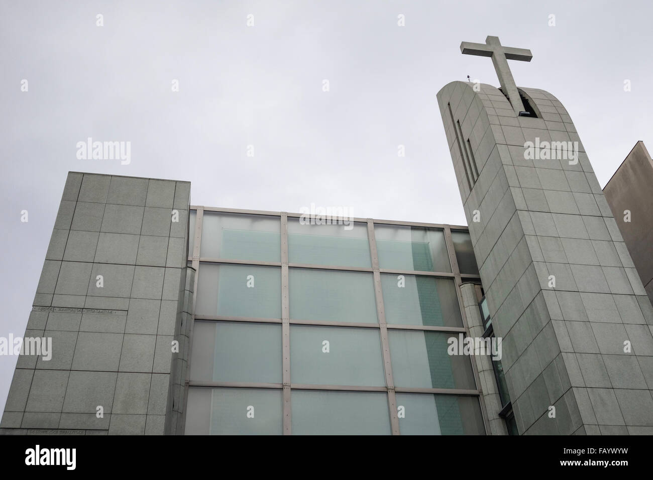 Détail de façade d'église moderne Notre Dame d'Espérance à Bastille, Paris, France. Banque D'Images