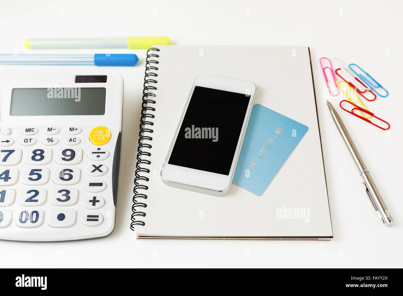 Smart phone et une carte de crédit avec la calculatrice pour les opérations bancaires en ligne et de paiement concept Banque D'Images