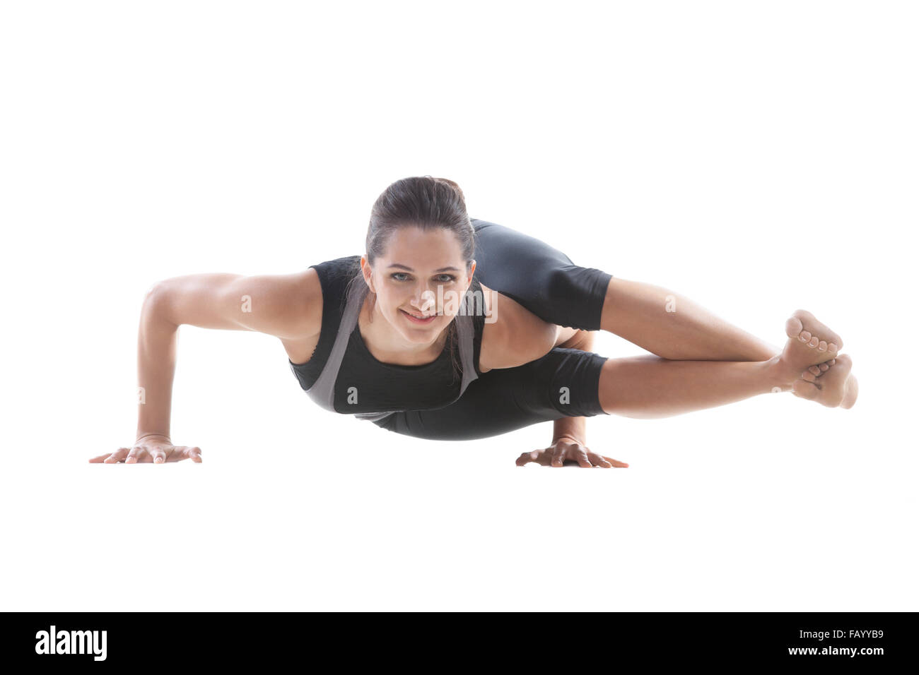 Yoga sportif fille sur fond blanc doing handstand push-ups Banque D'Images
