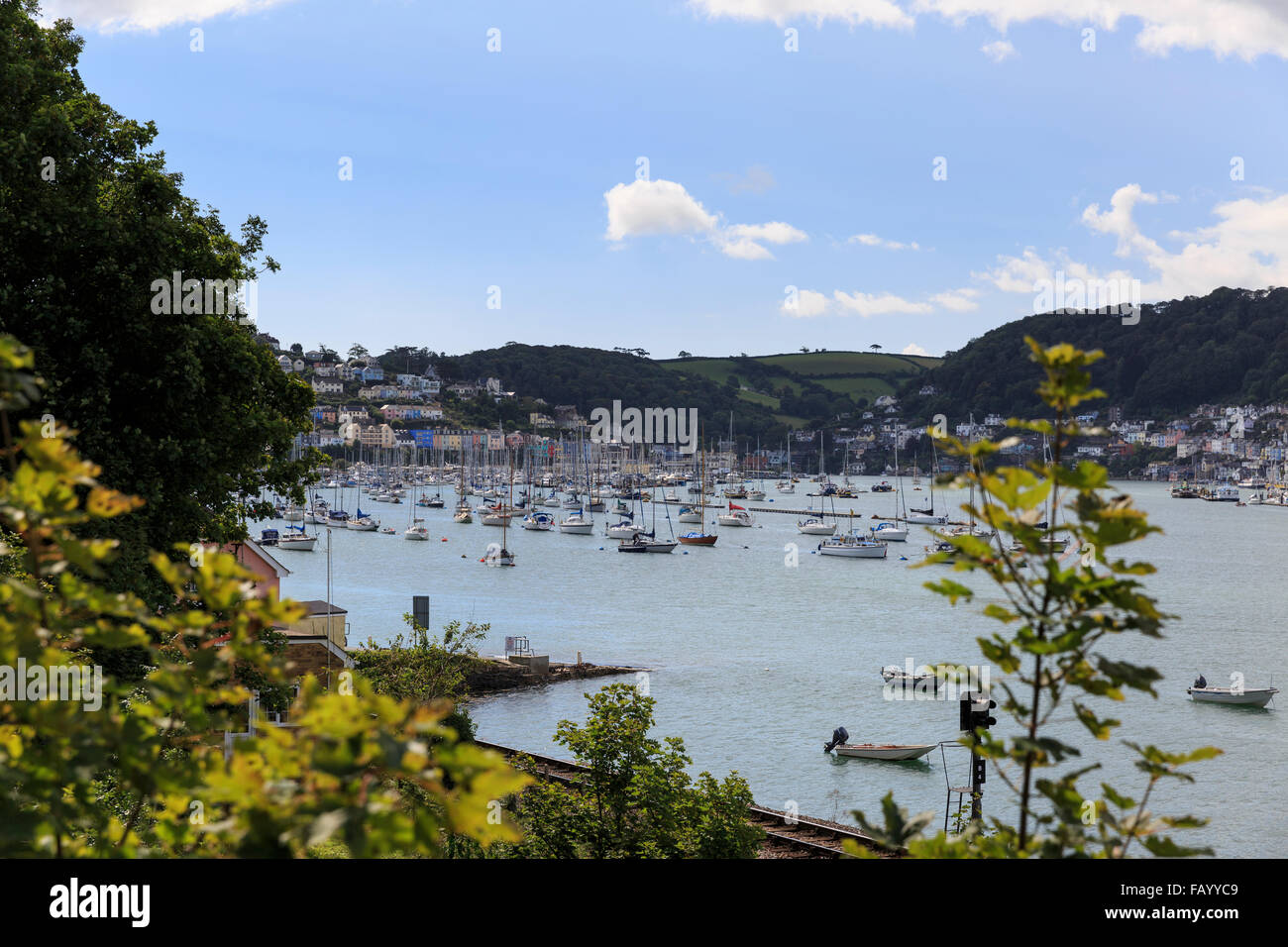 La rivière Dart, avec les deux Kingswear (l) et Dartmouth (r) à la hausse dans l'arrière-plan, à partir de l'approche de Ferry Plus Dartmouth Banque D'Images