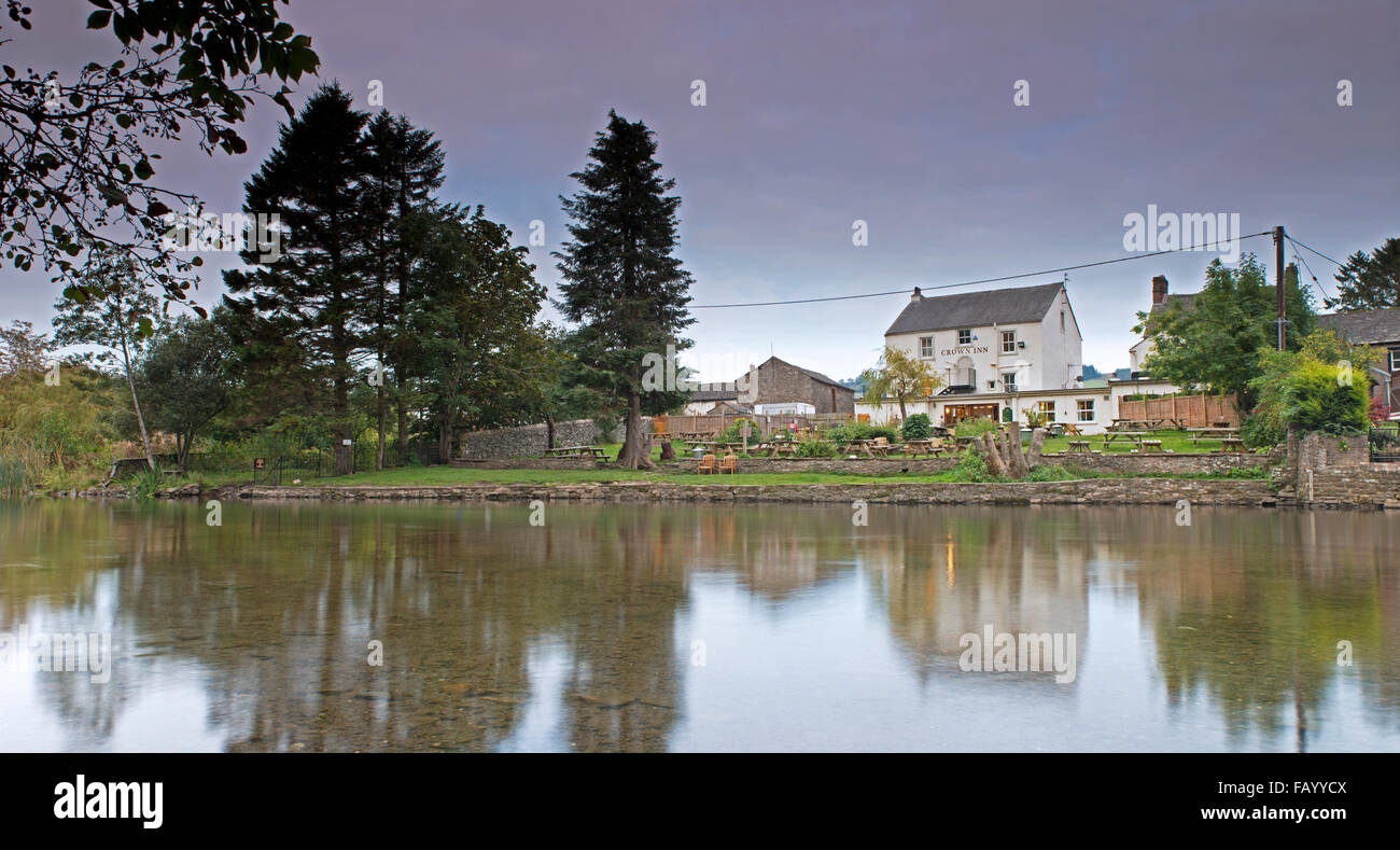 Le Crown Inn et l'hôtel à Pooley Bridge, près de Penrith, Parc National de Lake District, Cumbria, England, UK, FR Banque D'Images