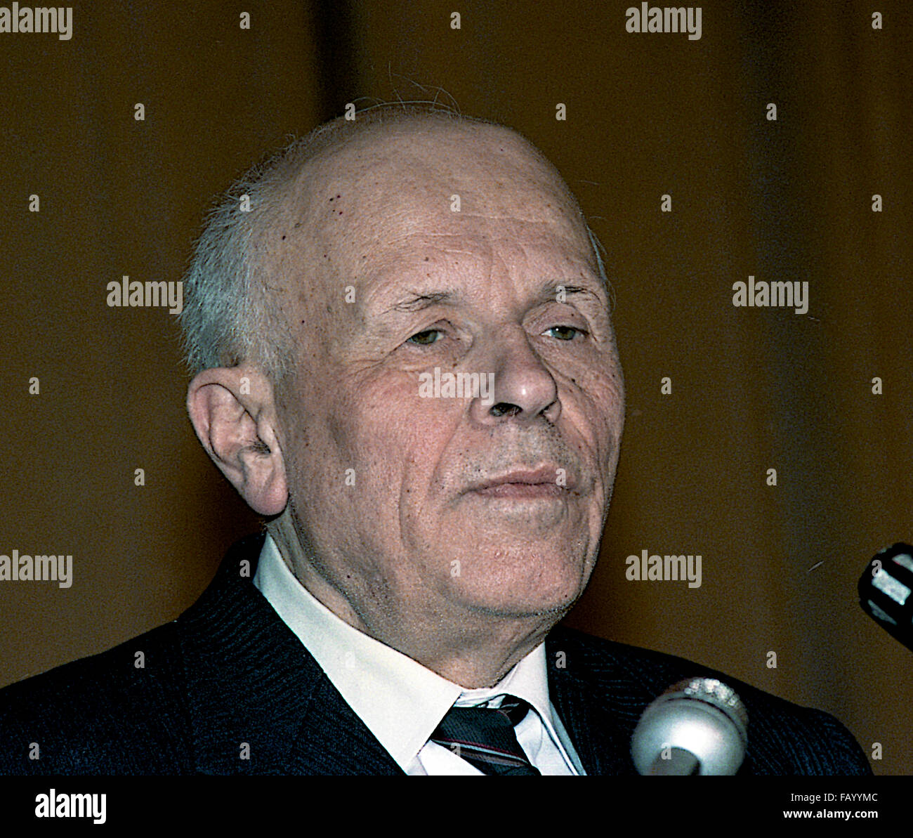 Washington, DC., USA, le 16 novembre, 1988 Médecin Andrei Sakharov à l'éthique et la politique publique Centre' dîner à l'hôtel Hilton de Washington. Andrei Dmitrievich Sakharov se trouvait un physicien nucléaire russe, dissident soviétique et activiste des droits de l'homme. Il est devenu célèbre en tant que concepteur de l'Union soviétique, troisième idée, un nom de code pour le développement soviétique d'armes thermonucléaires. Plus tard Sakharov est devenu le défenseur des libertés civiles et des réformes dans l'Union soviétique, pour laquelle il a fait face à la persécution de l'État ; ces efforts lui ont valu le Prix Nobel de la paix en 1975 Credit : Mark Reinstein Banque D'Images