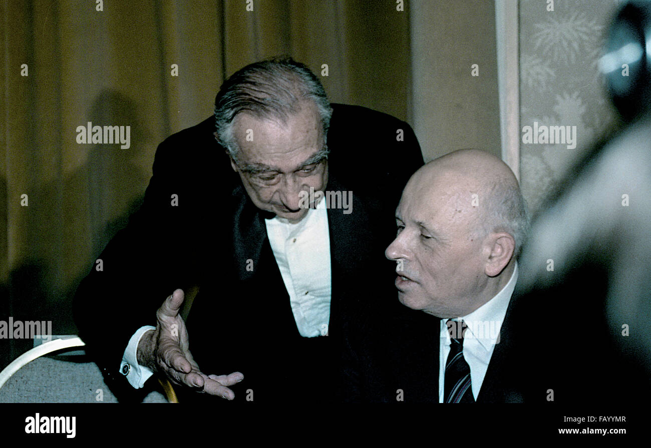 Washington, DC. 11-16-1988 Le docteur Edward Teller et médecin Andrei Sakharov à l'éthique et la politique publique Centre' dîner à l'hôtel Hilton de Washington. Edward Teller était un Américain d'origine hongroise physicien théorique qui, bien qu'il n'a affirmé qu'il n'a pas soin de le titre, est connu familièrement comme "le père de la bombe à hydrogène". Il a fait de nombreuses contributions à la physique nucléaire et de la spectroscopie moléculaire, (en particulier, le Jahn-Teller et Renner-Teller) et effets de la physique de la surface. Andrei Dmitrievich Sakharov se trouvait un physicien nucléaire russe, dissident soviétique et activiste des droits de l'homme. Il bec Banque D'Images