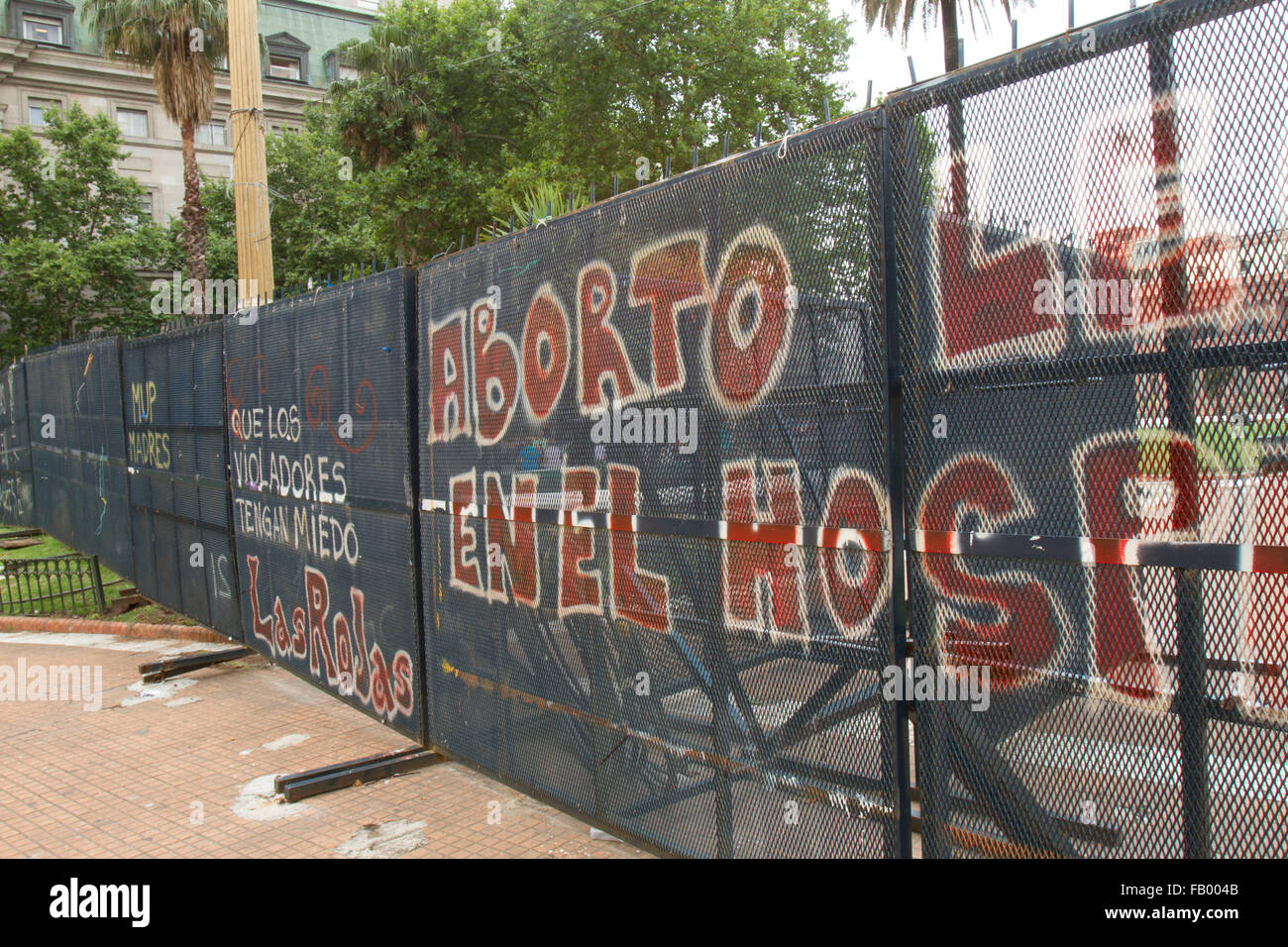 Buenos Aires, Argentine - le 4 décembre 2015 : Protestations peint à la bombe sur l'escrime dans la Plaza de Mayo, Buenos Aires, Argentine. Banque D'Images