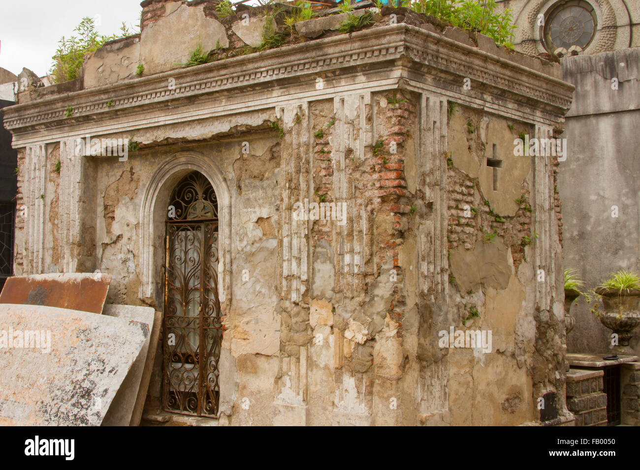 Crypte de délabrement et d'abandon dans le cimetière de Recoleta, Buenos Aires, Argentine. Banque D'Images