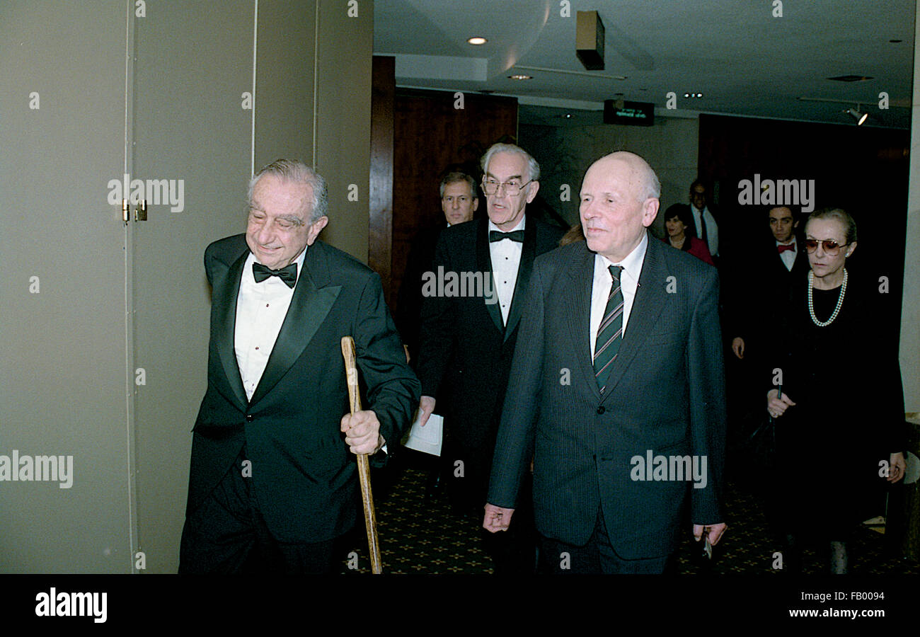 Washington, DC., USA, le 16 novembre, 1988 Le Docteur Edward Teller et médecin Andrei Sakharov à l'éthique et la politique publique Centre' dîner à l'hôtel Hilton de Washington. Edward Teller était un Américain d'origine hongroise physicien théorique qui, bien qu'il n'a affirmé qu'il n'a pas soin de le titre, est connu familièrement comme "le père de la bombe à hydrogène". Il a fait de nombreuses contributions à la physique nucléaire et de la spectroscopie moléculaire, et la physique de la surface. Andrei Dmitrievich Sakharov se trouvait un physicien nucléaire russe, dissident soviétique et activiste des droits de l'Homme Photo : Mark Reinstein Il bec Banque D'Images