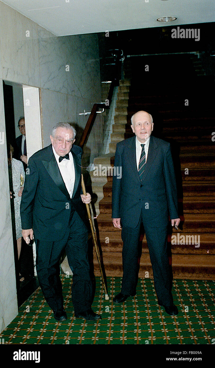 Washington, DC., USA, le 16 novembre, 1988 Le Docteur Edward Teller et médecin Andrei Sakharov à l'éthique et la politique publique Centre' dîner à l'hôtel Hilton de Washington. Edward Teller était un Américain d'origine hongroise physicien théorique qui, bien qu'il n'a affirmé qu'il n'a pas soin de le titre, est connu familièrement comme "le père de la bombe à hydrogène". Il a fait de nombreuses contributions à la physique nucléaire et de la spectroscopie moléculaire, et la physique de la surface. Andrei Dmitrievich Sakharov se trouvait un physicien nucléaire russe, dissident soviétique et activiste des droits de l'Homme Photo : Mark Reinstein Banque D'Images