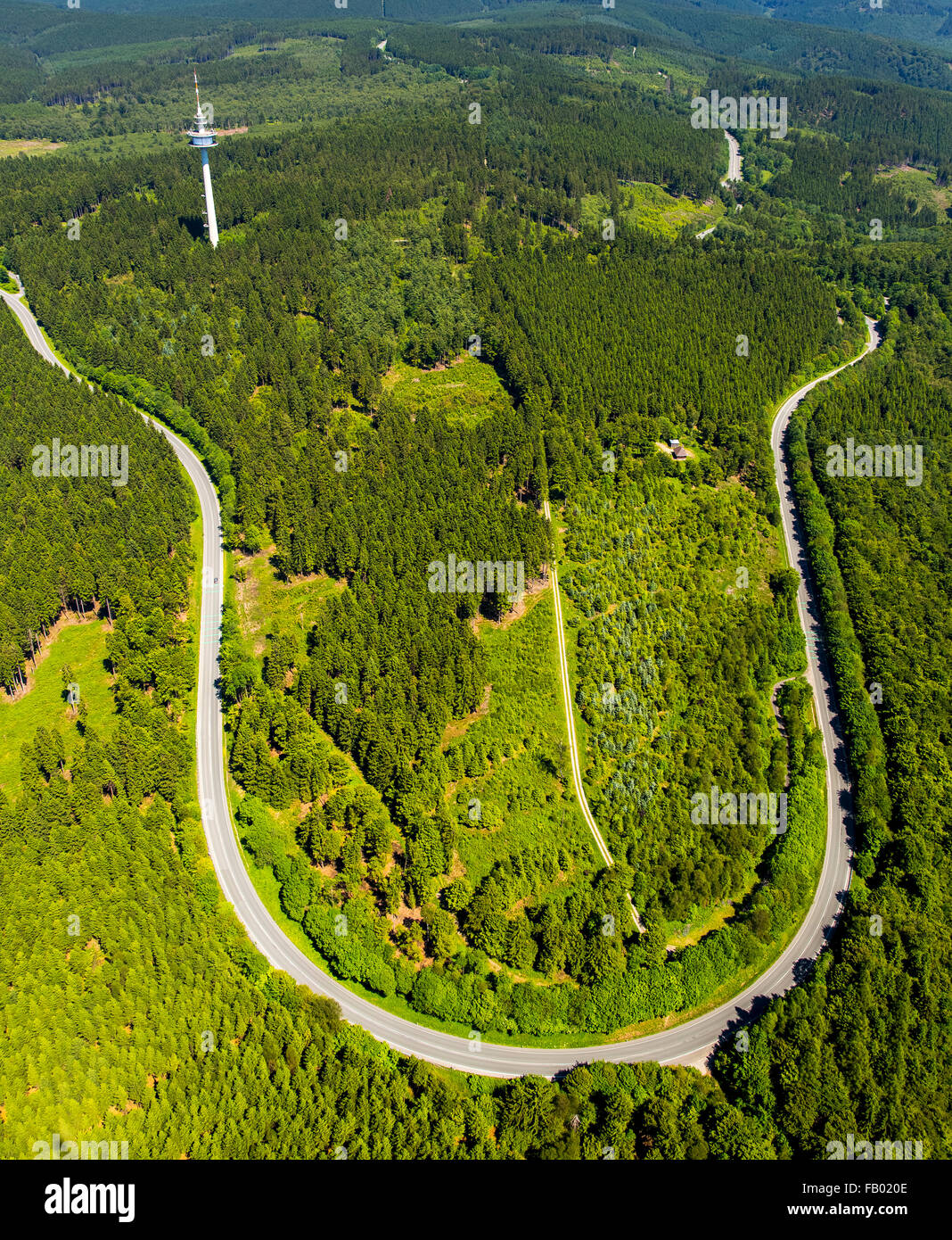 Vue aérienne, route sinueuse. courbe serrée, courbe dangereuse voie moto, accident, tache noire route de Hirschberg à Meschede, Banque D'Images Vue aérienne, route sinueuse. courbe serrée, courbe dangereuse voie moto, accident, tache noire route de Hirschberg à Meschede, Banque D'Images