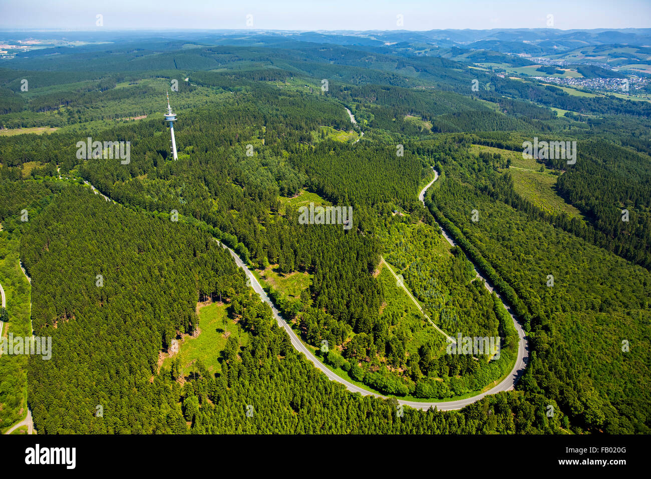 Vue aérienne, route sinueuse. courbe serrée, courbe dangereuse voie moto, accident, tache noire route de Hirschberg à Meschede, Banque D'Images Vue aérienne, route sinueuse. courbe serrée, courbe dangereuse voie moto, accident, tache noire route de Hirschberg à Meschede, Banque D'Images