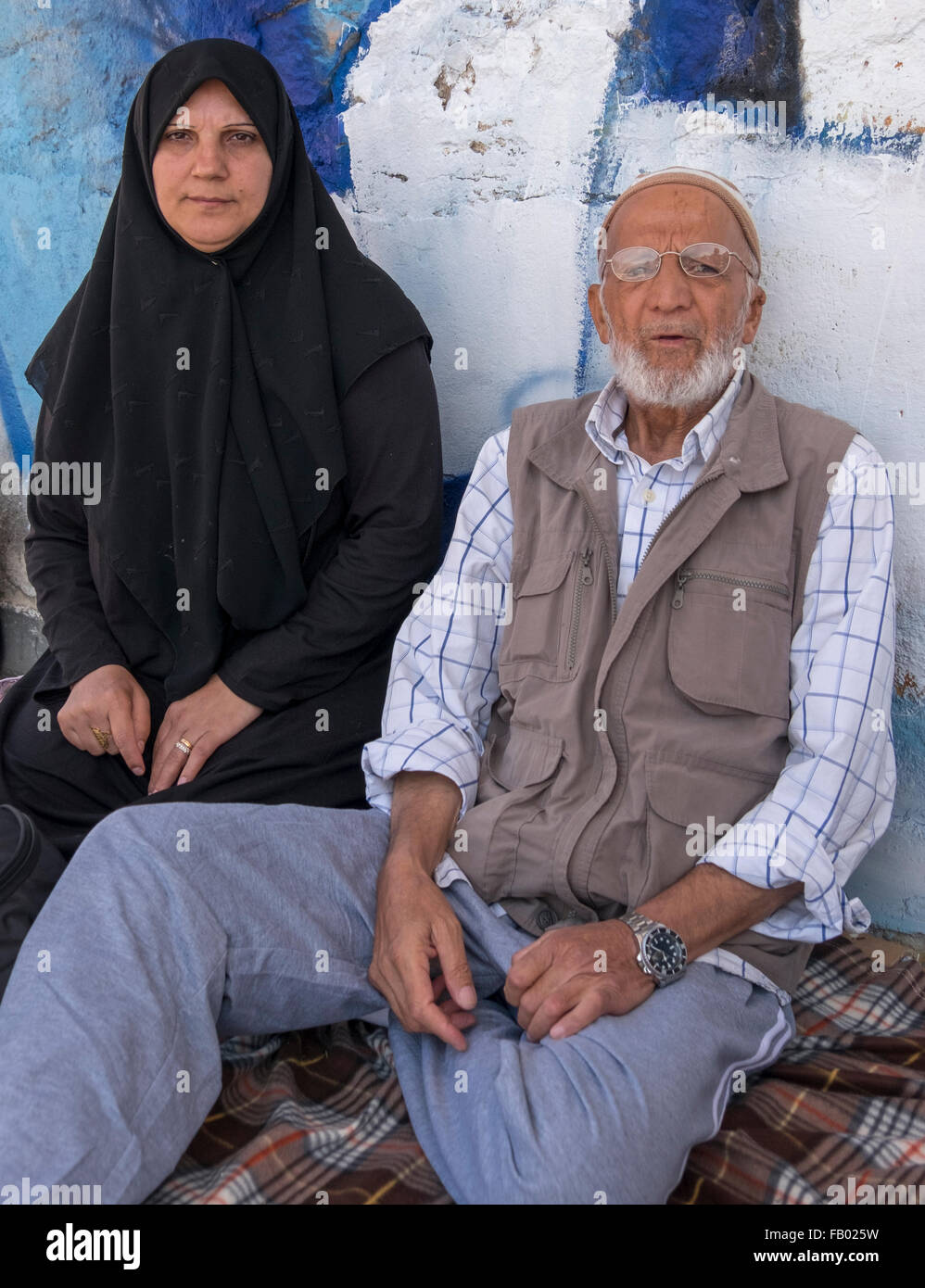 République père et fille attendent leurs papiers d'asile dans le port de Mytilène (Mytillene après la traversée de la Turquie. Banque D'Images