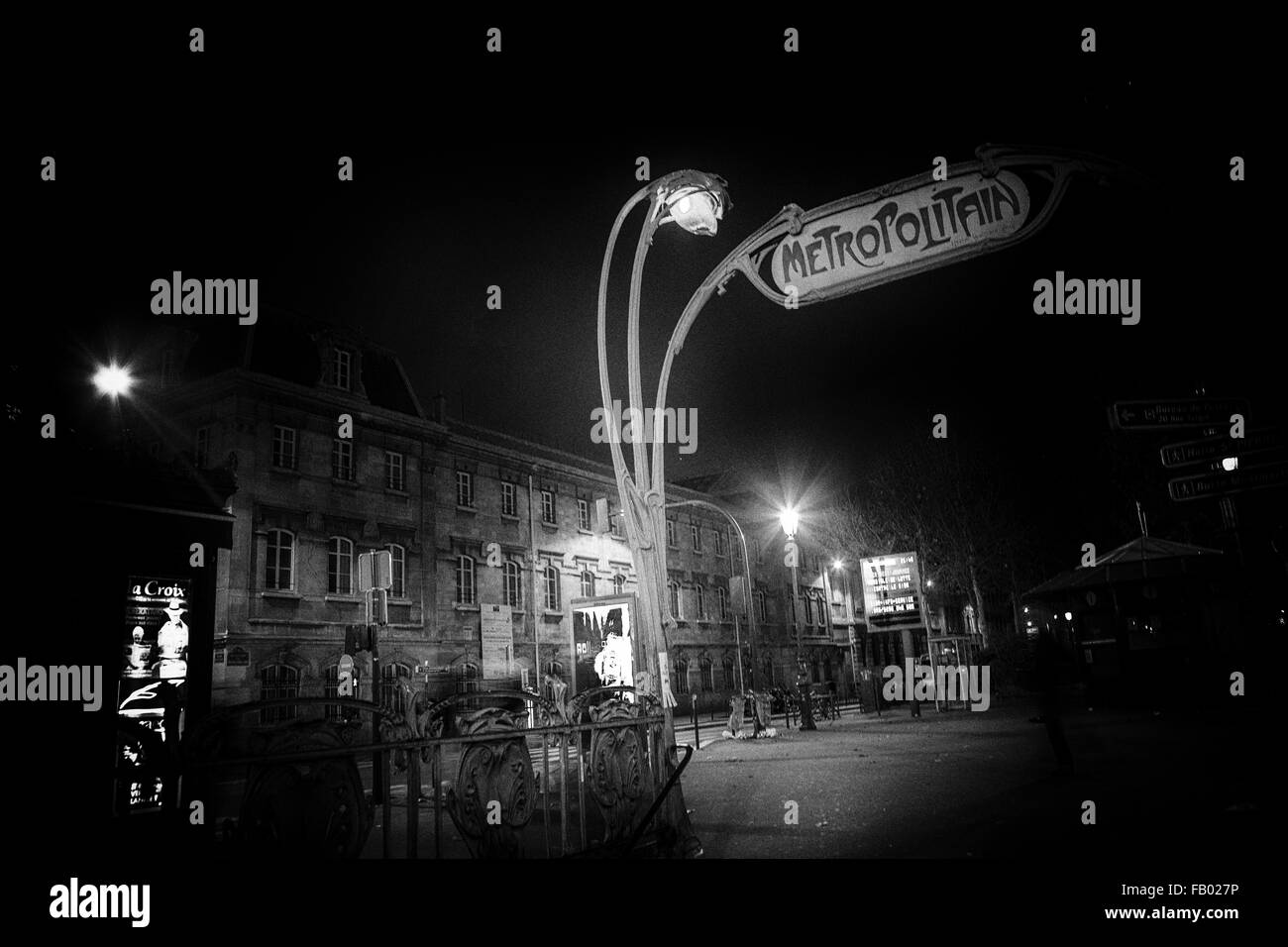 Arrêt de métro à Paris en noir & blanc Banque D'Images